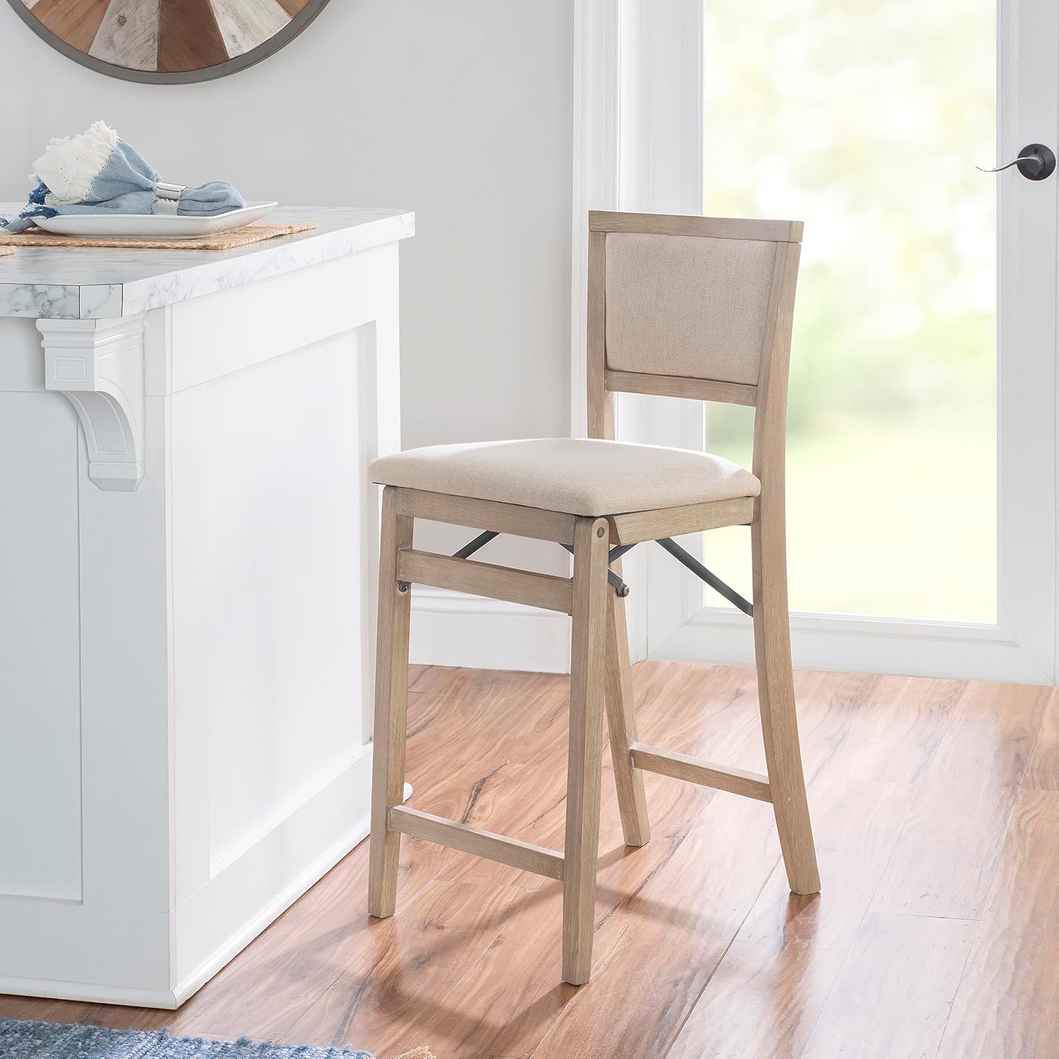 Linon Keira Taburete plegable de madera rústica natural con asiento tapizado beige y respaldo