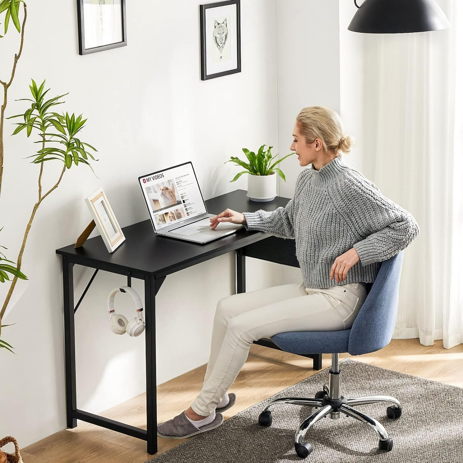 Sweetcrispy Escritorio – Mesa pequeña de madera de 32 pulgadas con bolsa de almacenamiento y gancho de hierro para el hogar, dormitorio, color negro