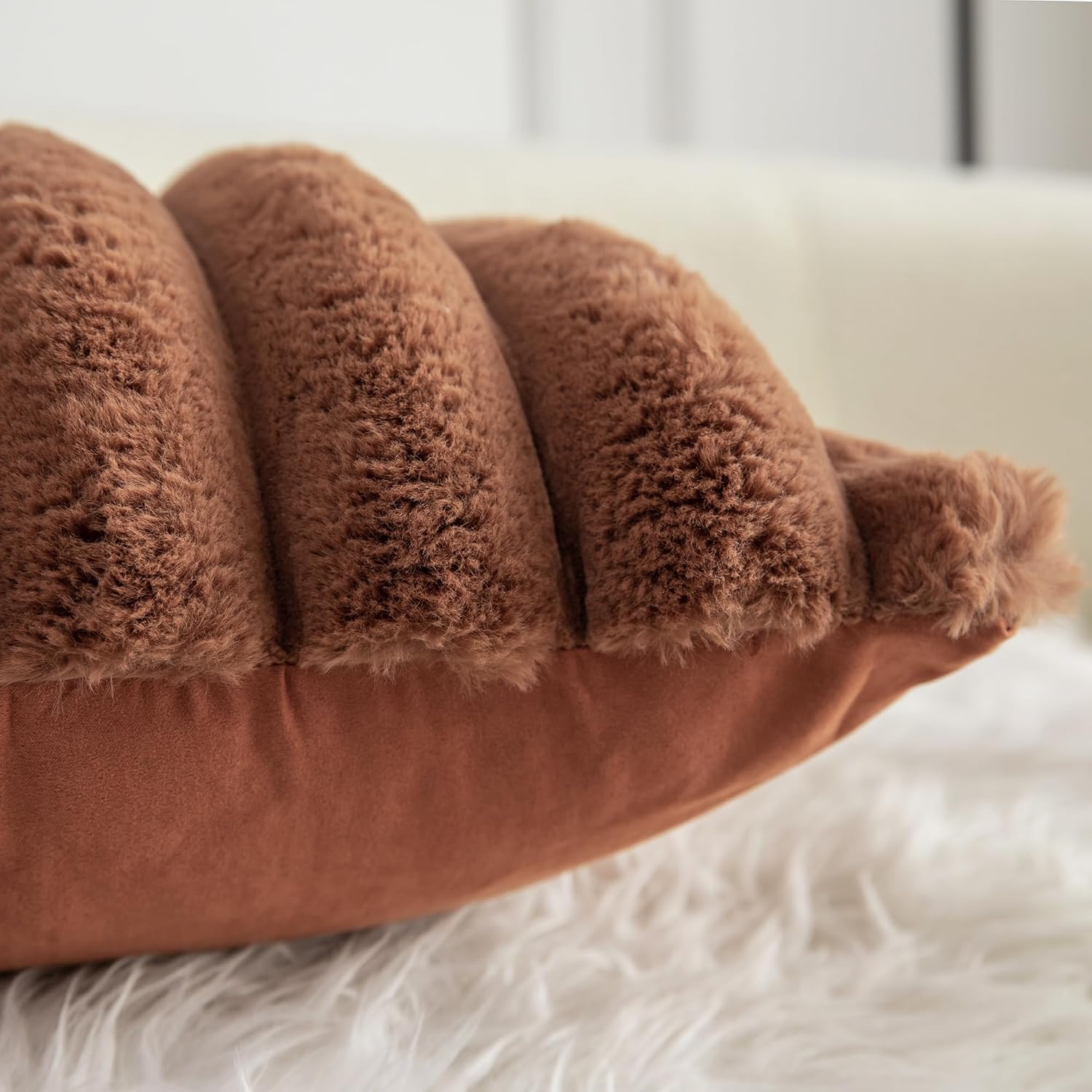 Neelvin Juego de 2 fundas de almohada decorativas de piel sintética marrón de 18 x 18 pulgadas, fundas de cojín de terciopelo para sofá