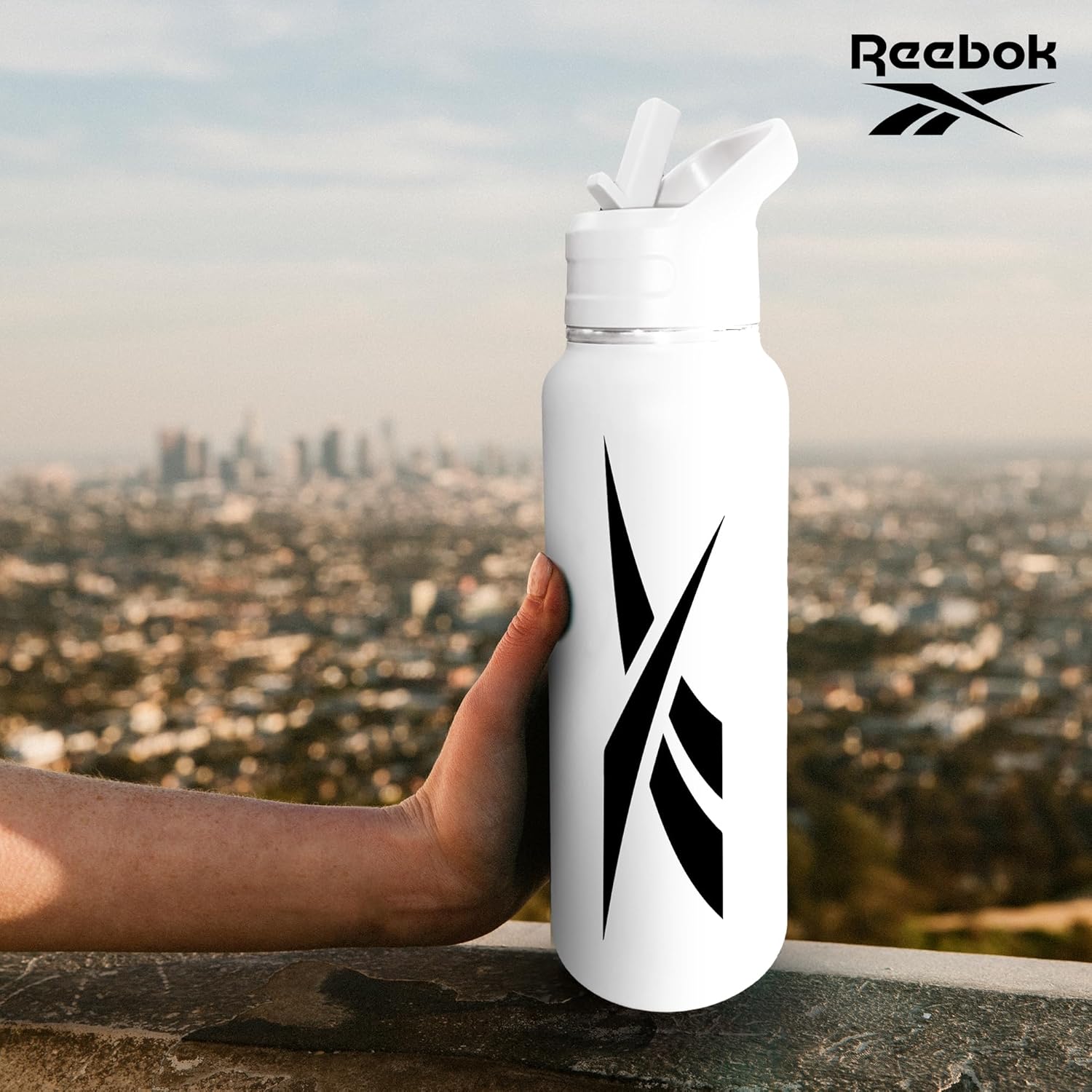 Reebok Botella de agua de acero inoxidable con tapa de popote y diseño atlético, 32 onzas, botella de agua deportiva aislada al vacío de doble pared