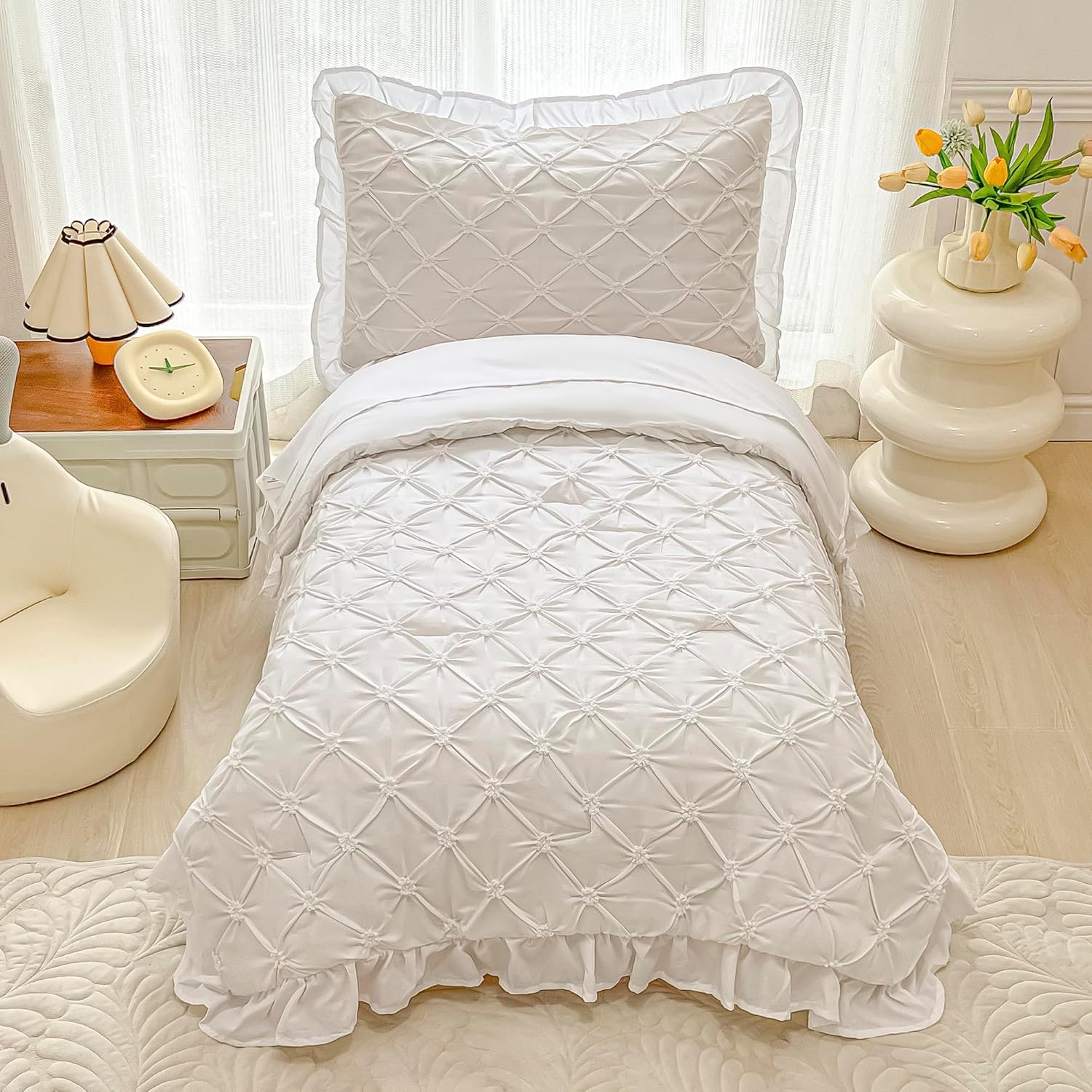 VIVILINEN Juego de ropa de cama para niñas pequeñas de 4 piezas con pliegues de color blanco fruncido floral 3D con diseño de pintuck para bebés y