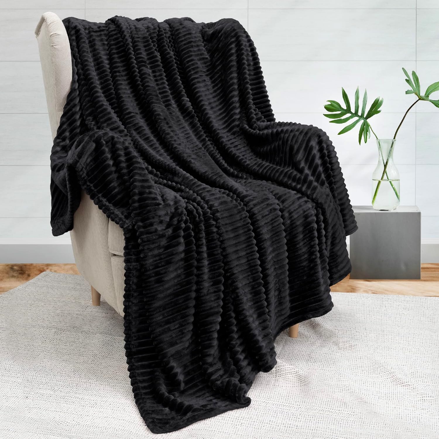 PAVILIA Manta de cama de forro polar suave tamaño Queen, color negro, manta grande de franela de felpa, cálida y acogedora manta de microfibra