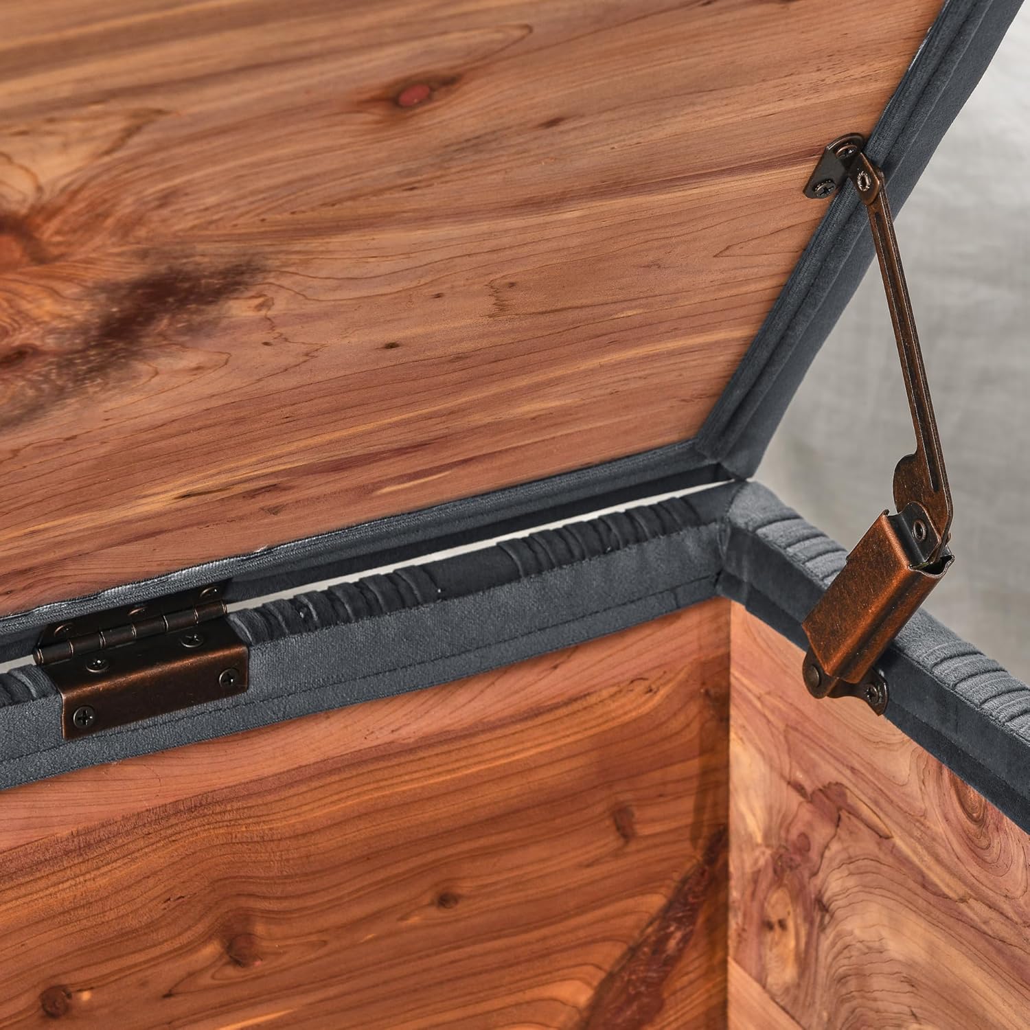 Banco de almacenamiento moderno de 40.5 pulgadas con chapa de madera de cedro, asiento tapizado de terciopelo con patas de metal dorado para