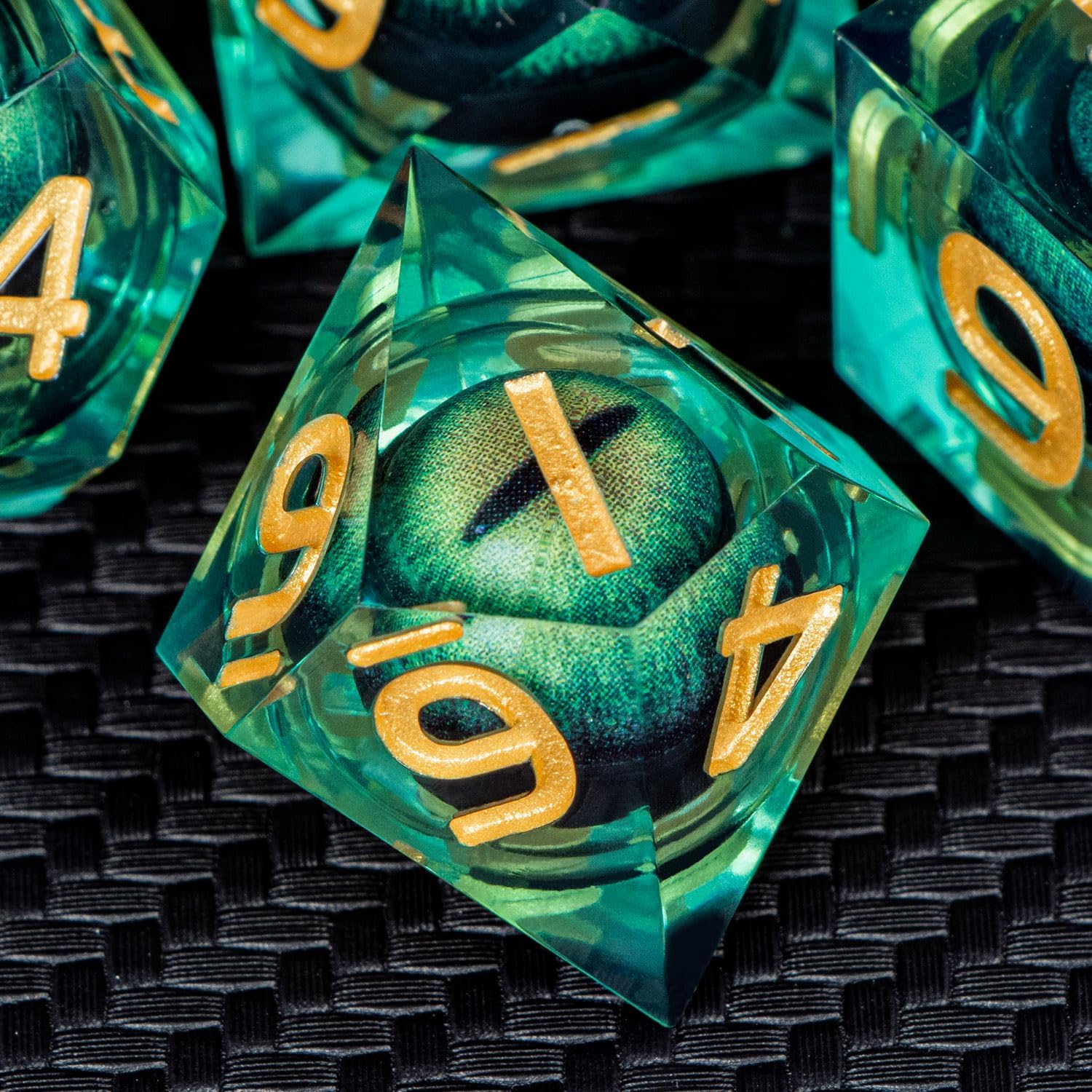 ARUOHHA DND – Juego de dados de resina con núcleo líquido D y D de ojo de dragón con caja de regalo, dados de bordes afilados verdes, mazmorras y