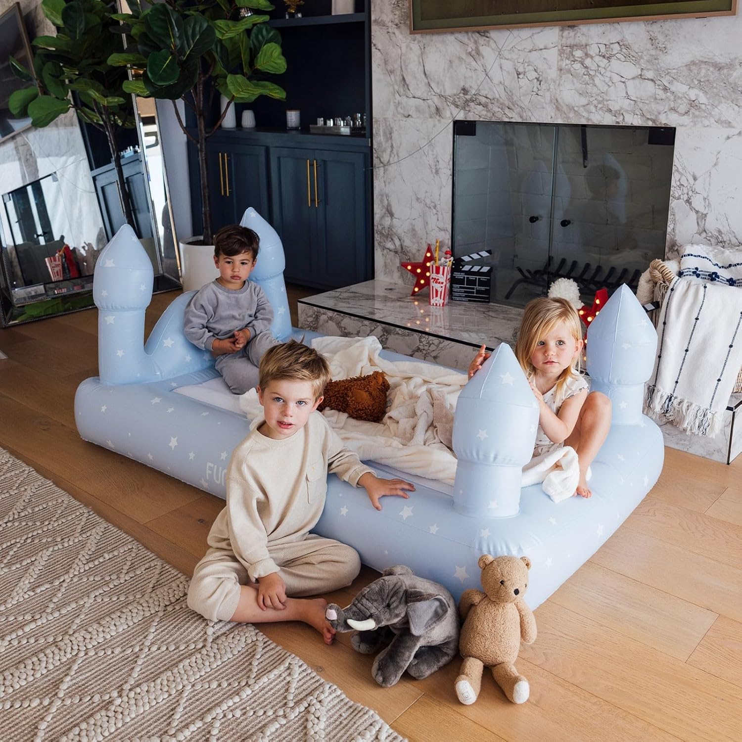 FUNBOY Cama y colchón de aire de viaje Blue Castle Sleepover para niños. Perfecto para fiestas de pijamas. Incluye bolsa de transporte, tamaño