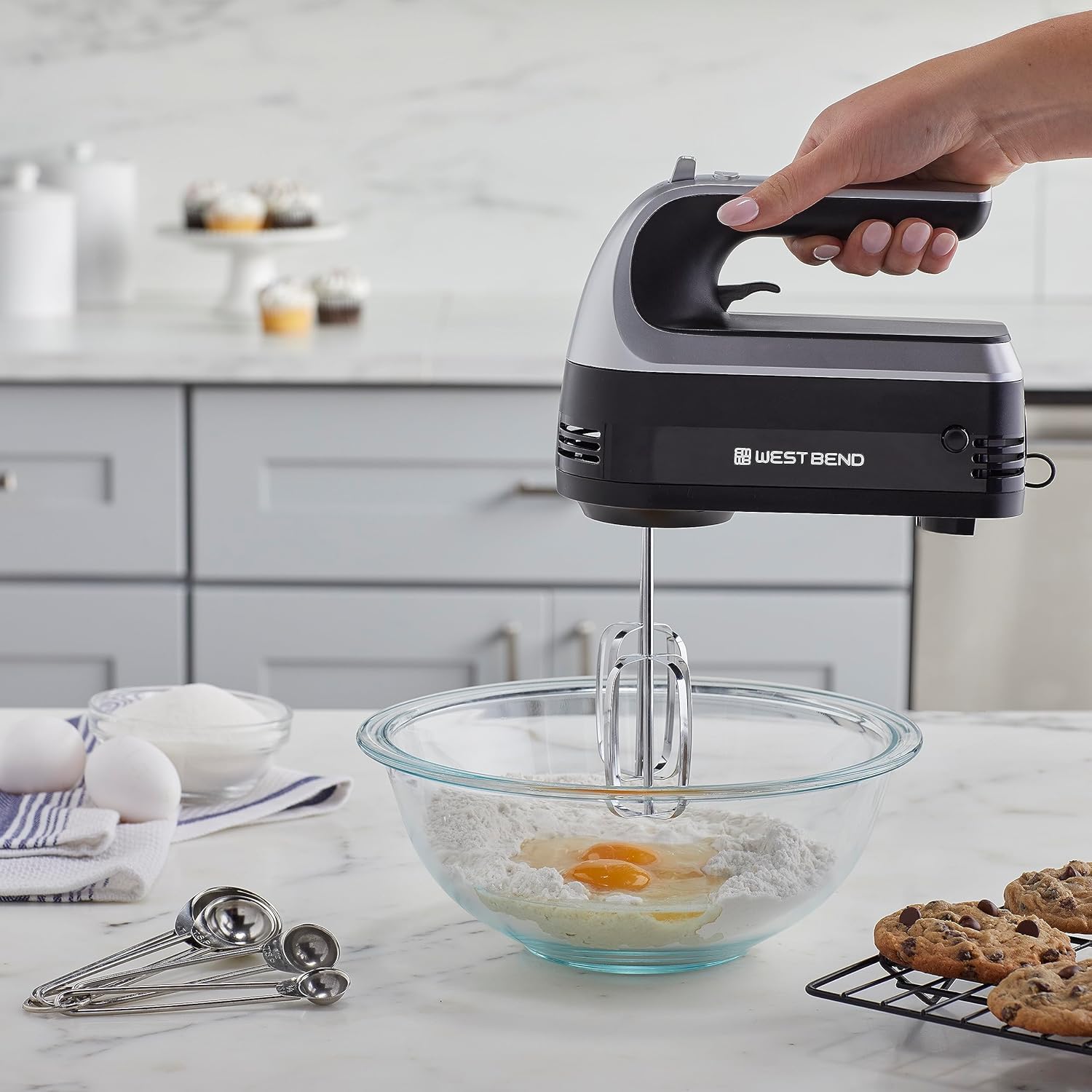 West Bend Batidora de mano Plus con accesorio de licuadora de inmersión, 6 opciones de velocidad con mango ergonómico y estuche de almacenamiento a