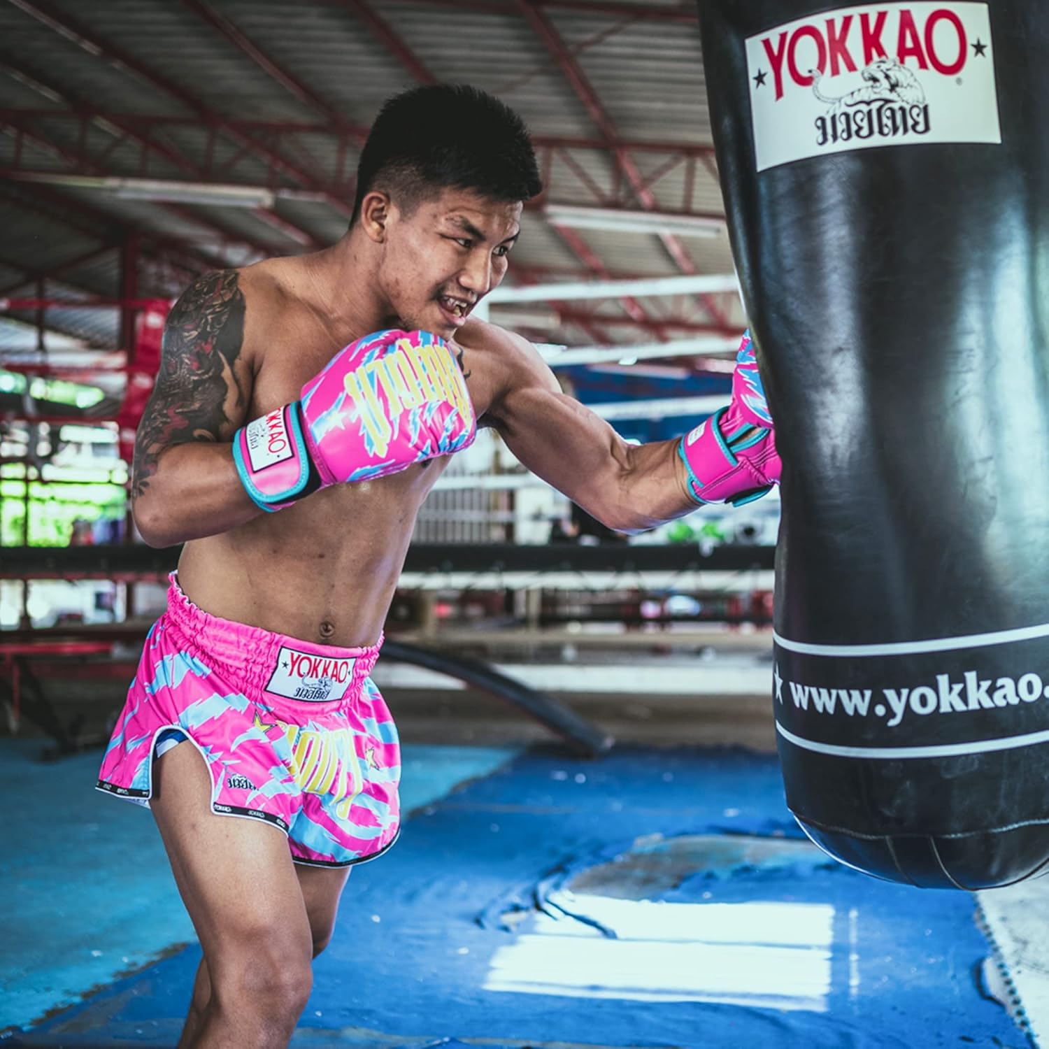 YOKKAO Guantes de boxeo Muay Thai transpirables de diseño  Guantes de entrenamiento y combate de cuero premium para hombres y mujeres  Guantes de
