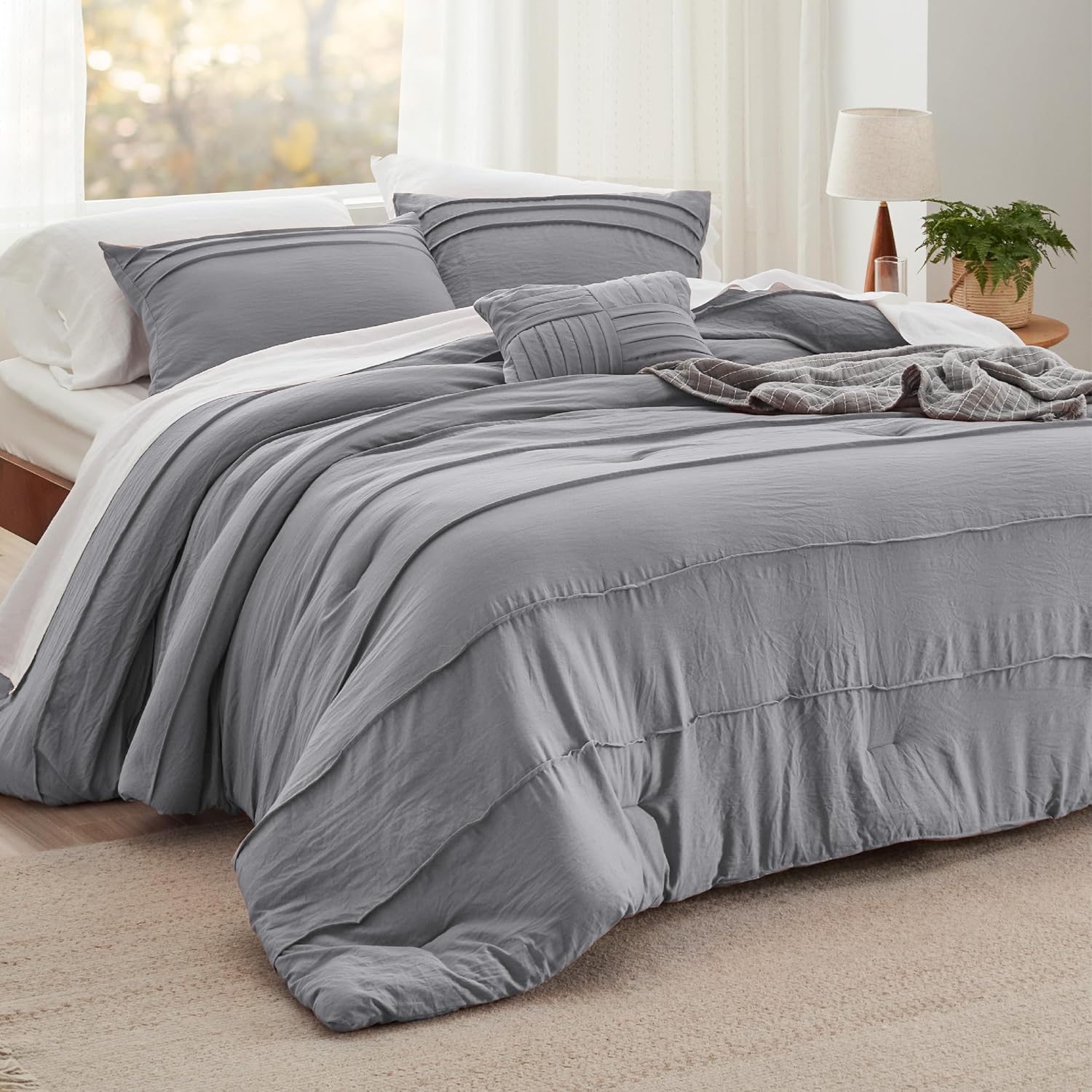 Bedsure Juego de edredón gris tamaño Queen, juego de cama plisado de 4 piezas, juegos de ropa de cama alternativa de plumón para todas las