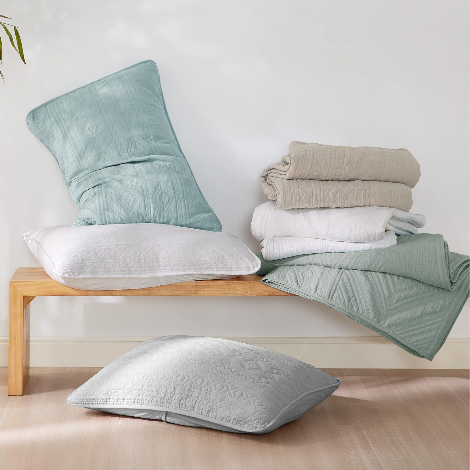 Bedsure Juego de edredón bohemio tamaño King, color verde salvia, moderno patrón geométrico cosido, ultra suave y ligero, 3 piezas, 1 edredón y 2