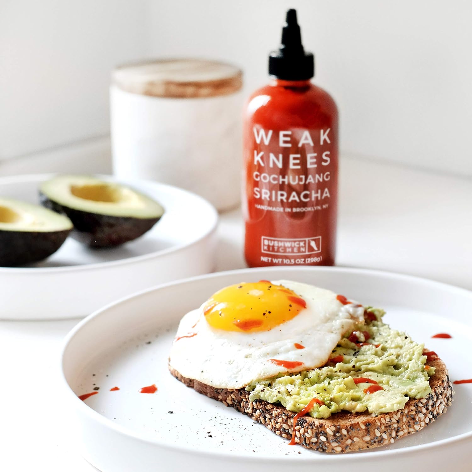 Weak Knees Gochujang Sriracha – Salsa picante de 64 onzas, botella a granel de 64 onzas, salsa clásica de chile Sriracha mezclada con pasta de chile