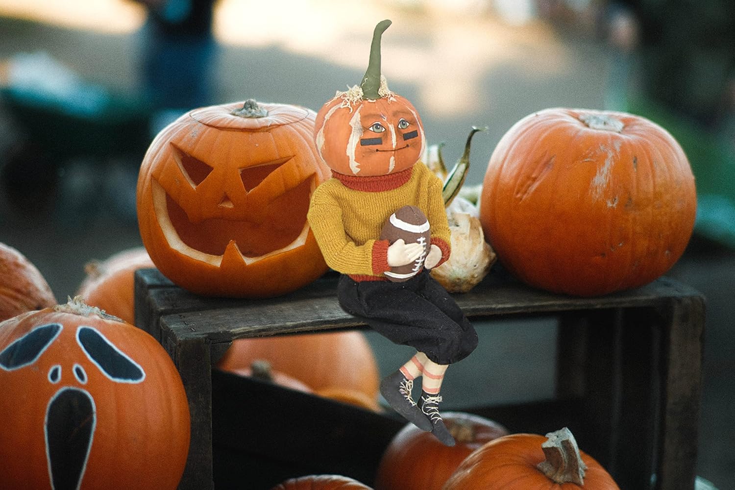 GALLERIE II Football Defense Dan Thanksgiving Pumpkin Harvest Folk Art Doll Collectible, Joe Spencer Tradiciones Reunidas Figuras de decoración para