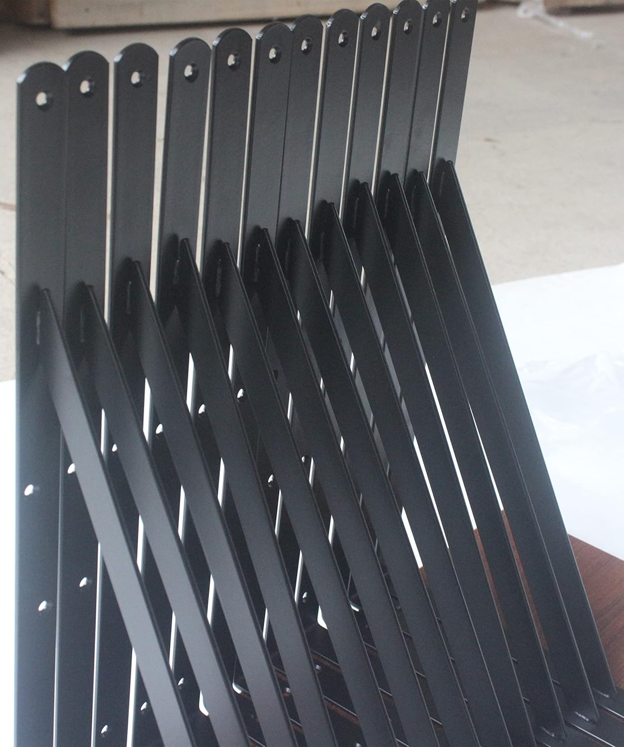Paquete de 16 soportes de estante de 18 pulgadas de largo x 12 pulgadas de alto, color negro, resistentes con tornillos, soportes de estante de