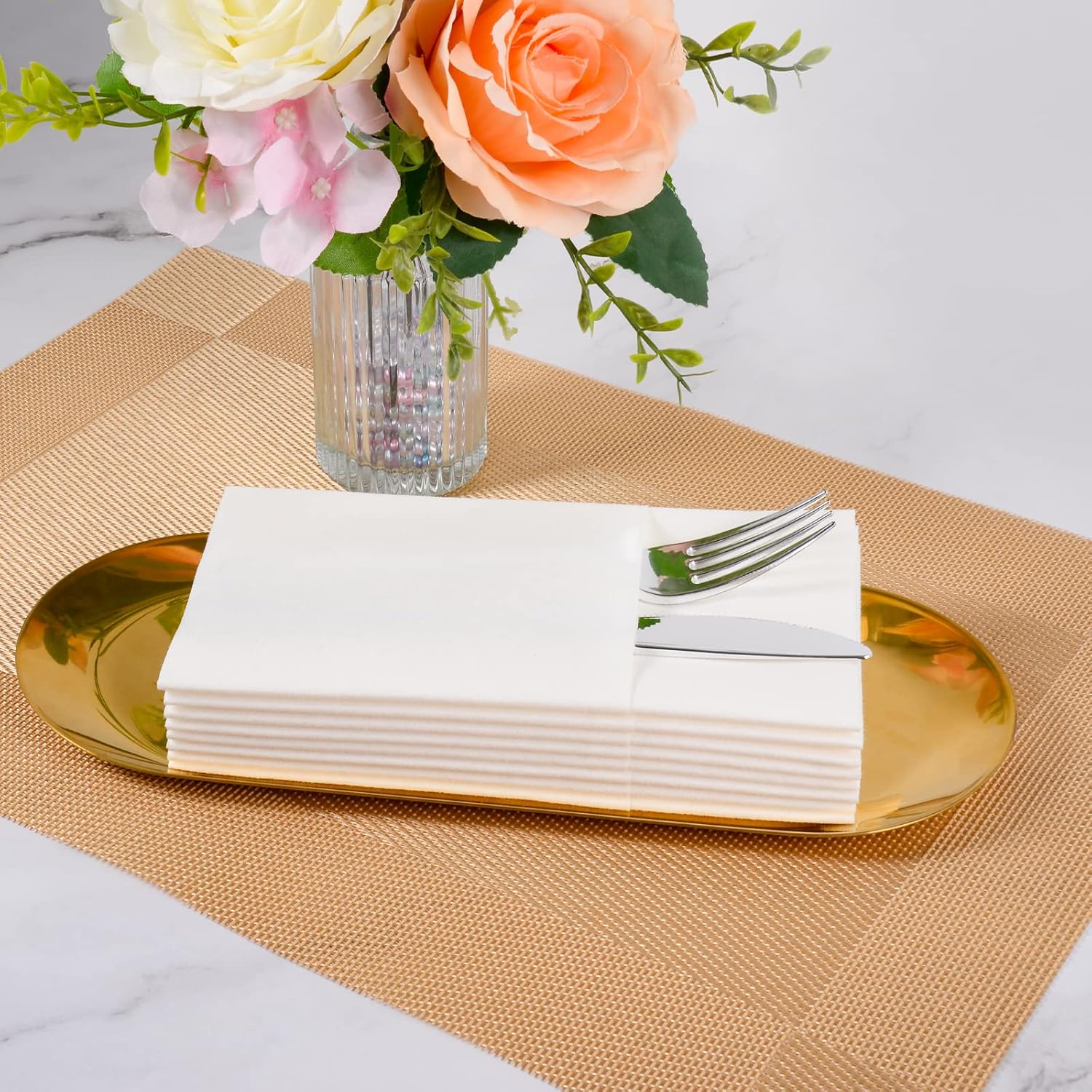 Servilletas desechables de color blanco, paquete de 100 servilletas de papel de tacto de lino con bolsillo integrado para cubiertos, tela preplegada