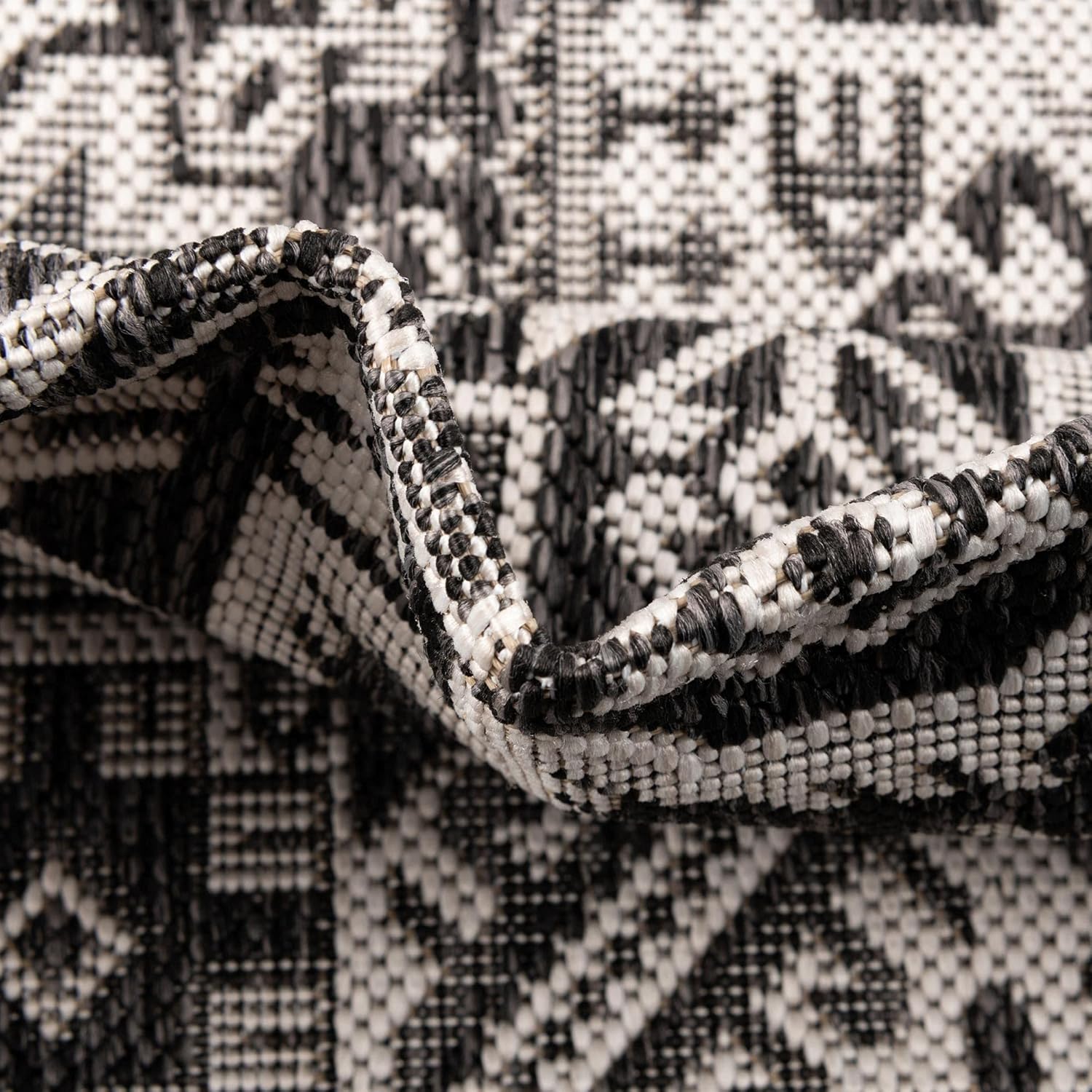 Rugs.com Outdoor Aztec Collection Alfombra  4 x 6 pies alfombra de tejido plano gris carbón perfecta para salas de estar, grandes comedores, planos