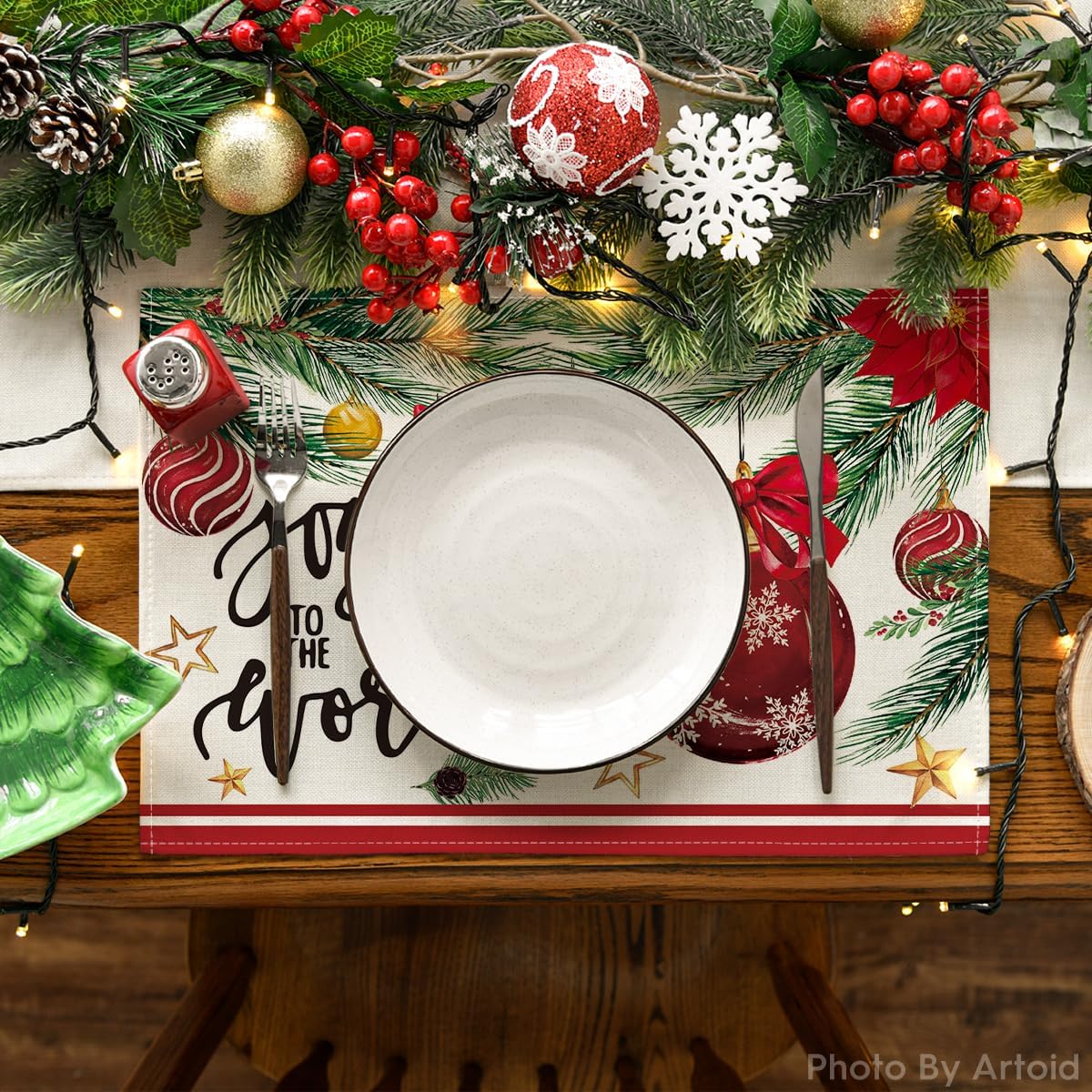 Artoid Mode Joy to The World – Juego de 4 manteles individuales de Navidad con bolas rojas de Navidad, de 12 x 18 pulgadas, para decoración de