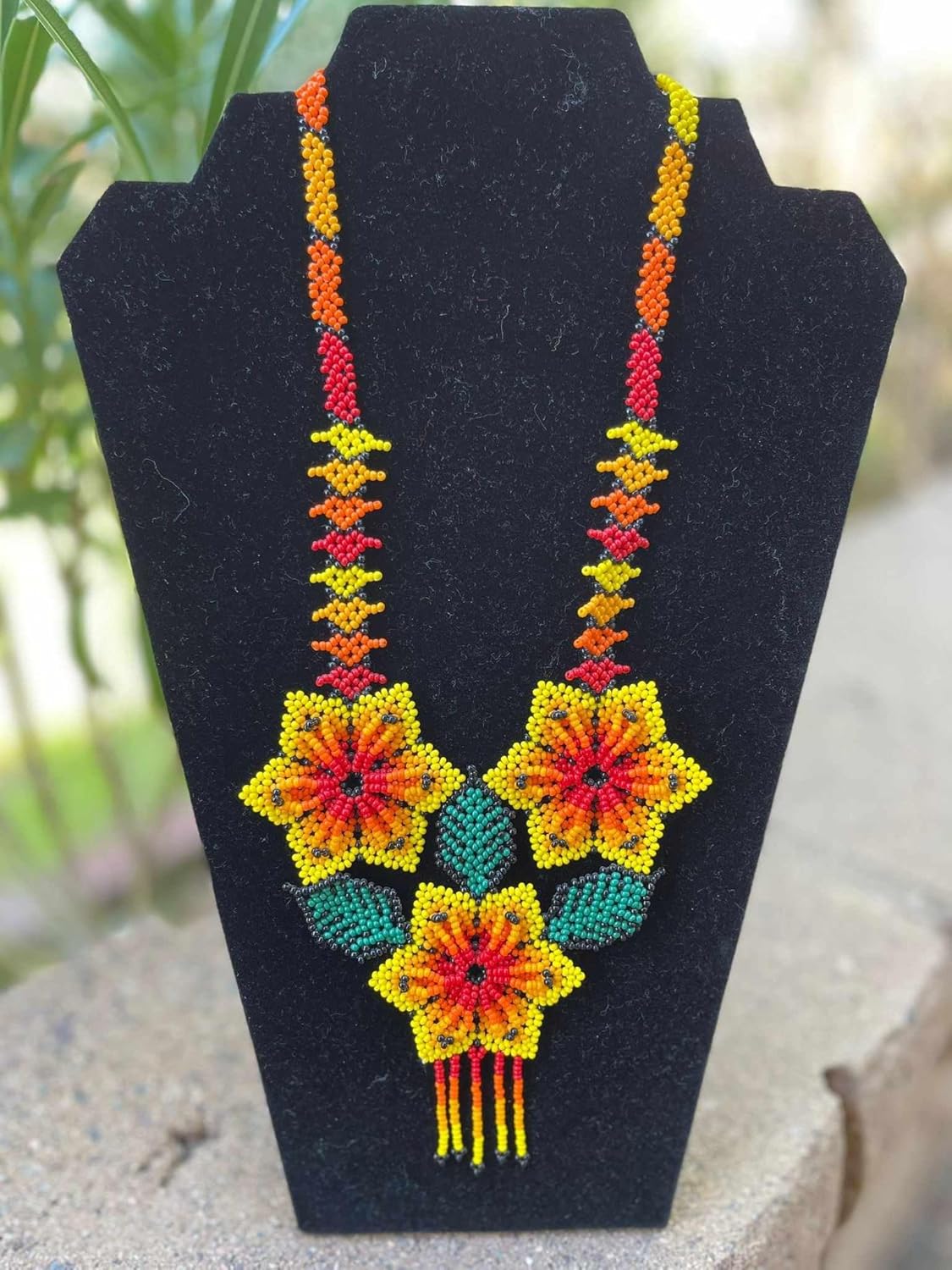 Handmade Mexican Huichol style necklace, made with glass beads.-Collar hecho a mano estilo Huichol mexicano, elaborado con cuentas de vidrio.