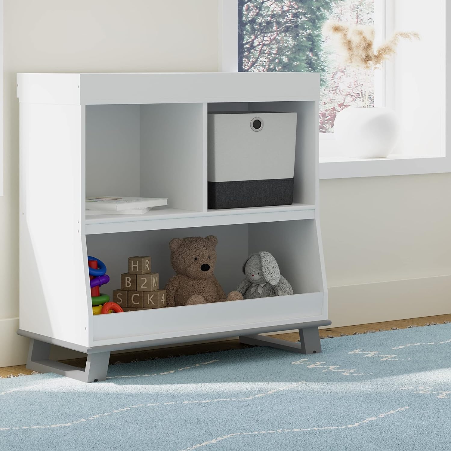Storkcraft – Moderna mesa cambiadora con almacenamiento (blanco con gris guijarro)  Certificado GREENGUARD Gold, cambiador extraíble, se adapta a
