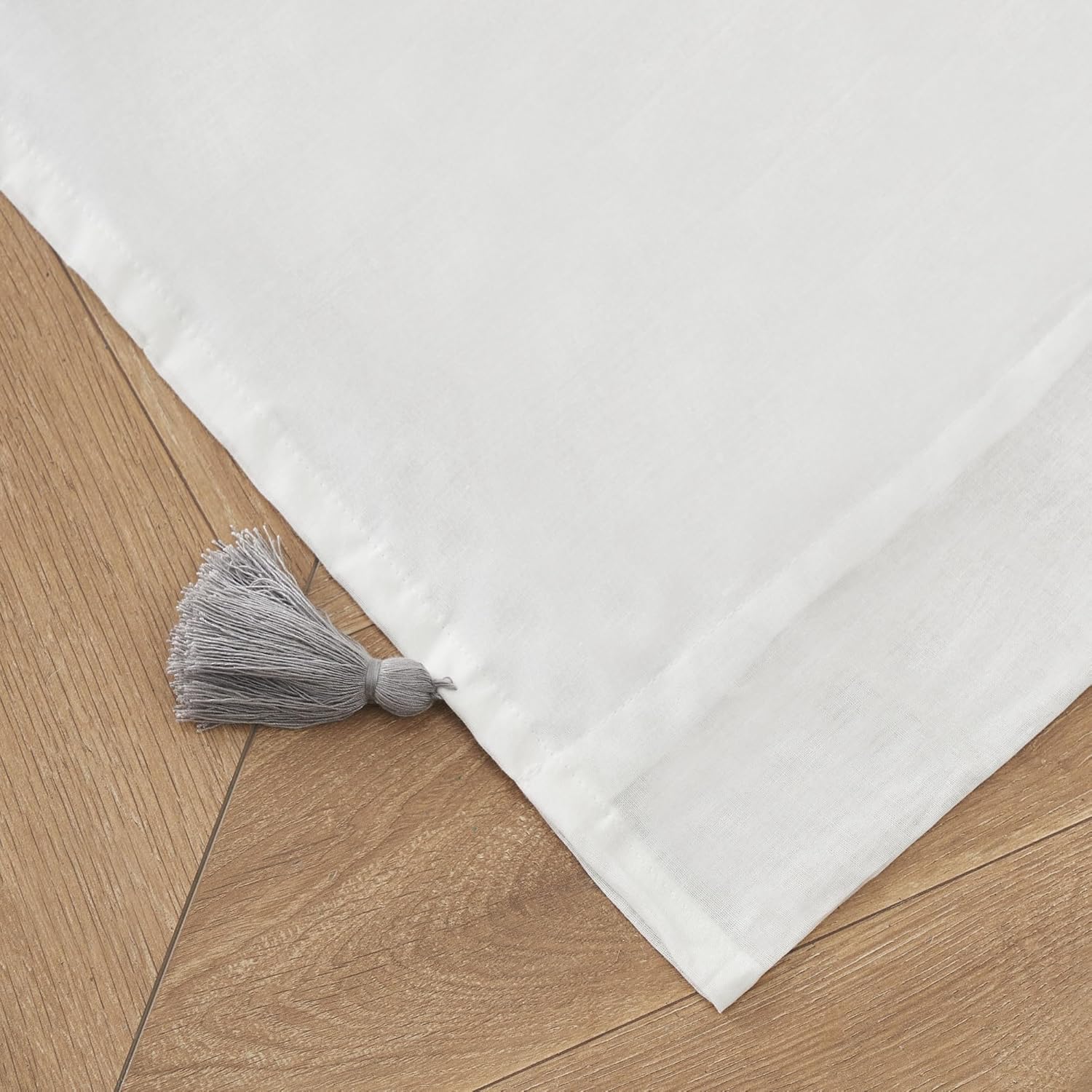 Greenland Home Monterrey – Juego de 2 paneles de cortinas con borlas, 42 pulgadas de ancho x 84 pulgadas de largo, color blanco antiguo