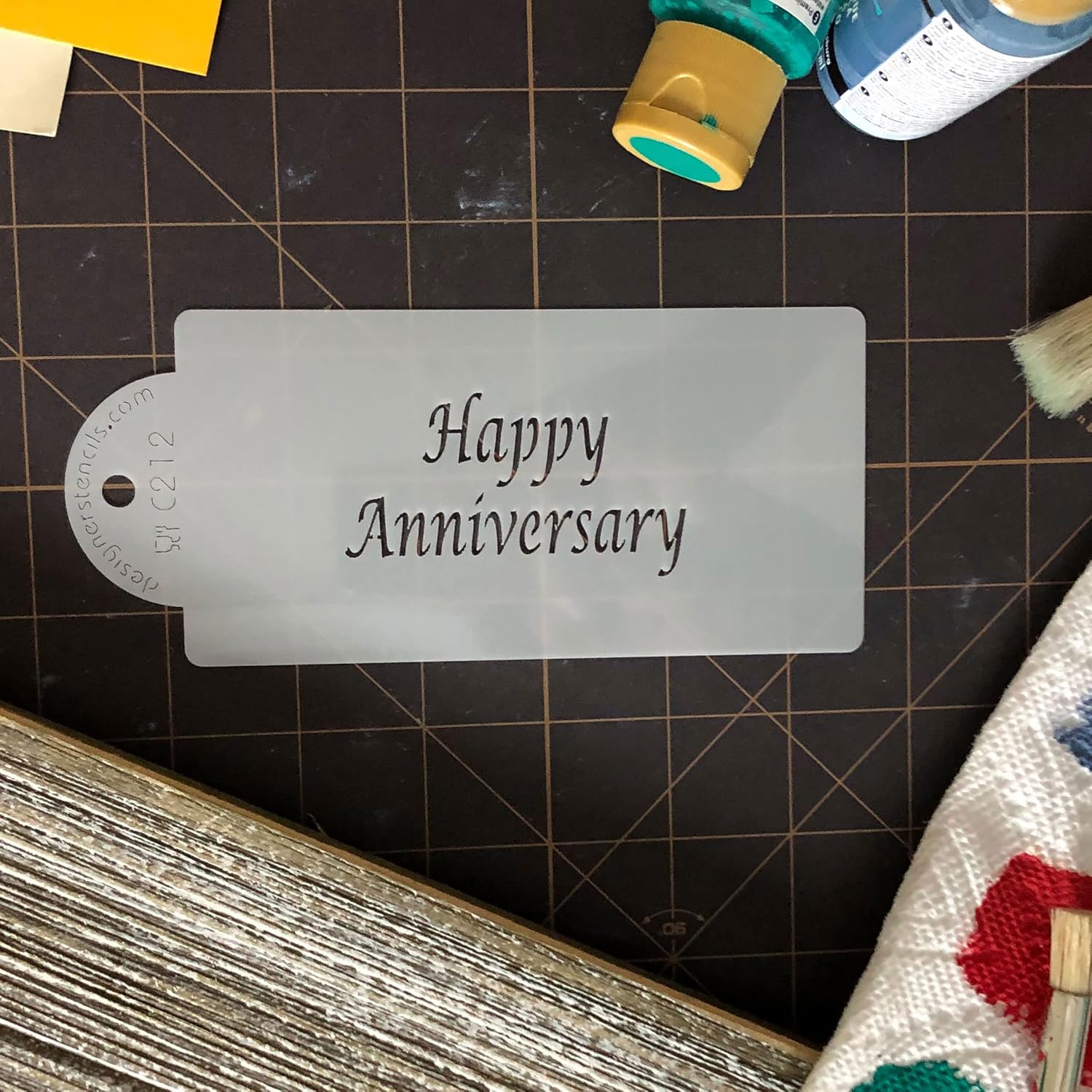 Plantilla de diseñador para tarjetas de visita con diseño de feliz aniversario, color beigesemitransparente