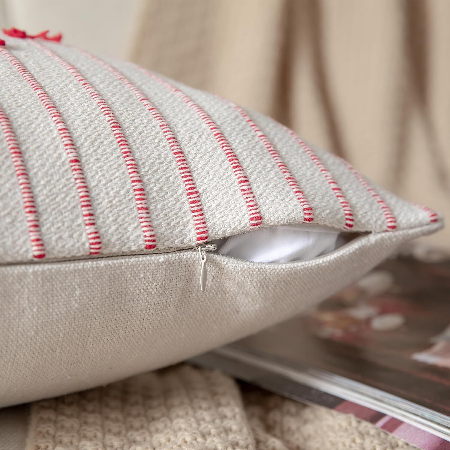 Caflife Juego de 2 fundas de almohada bohemias de Navidad de 20 x 20 pulgadas, fundas de almohada decorativas de Navidad color beige con línea roja
