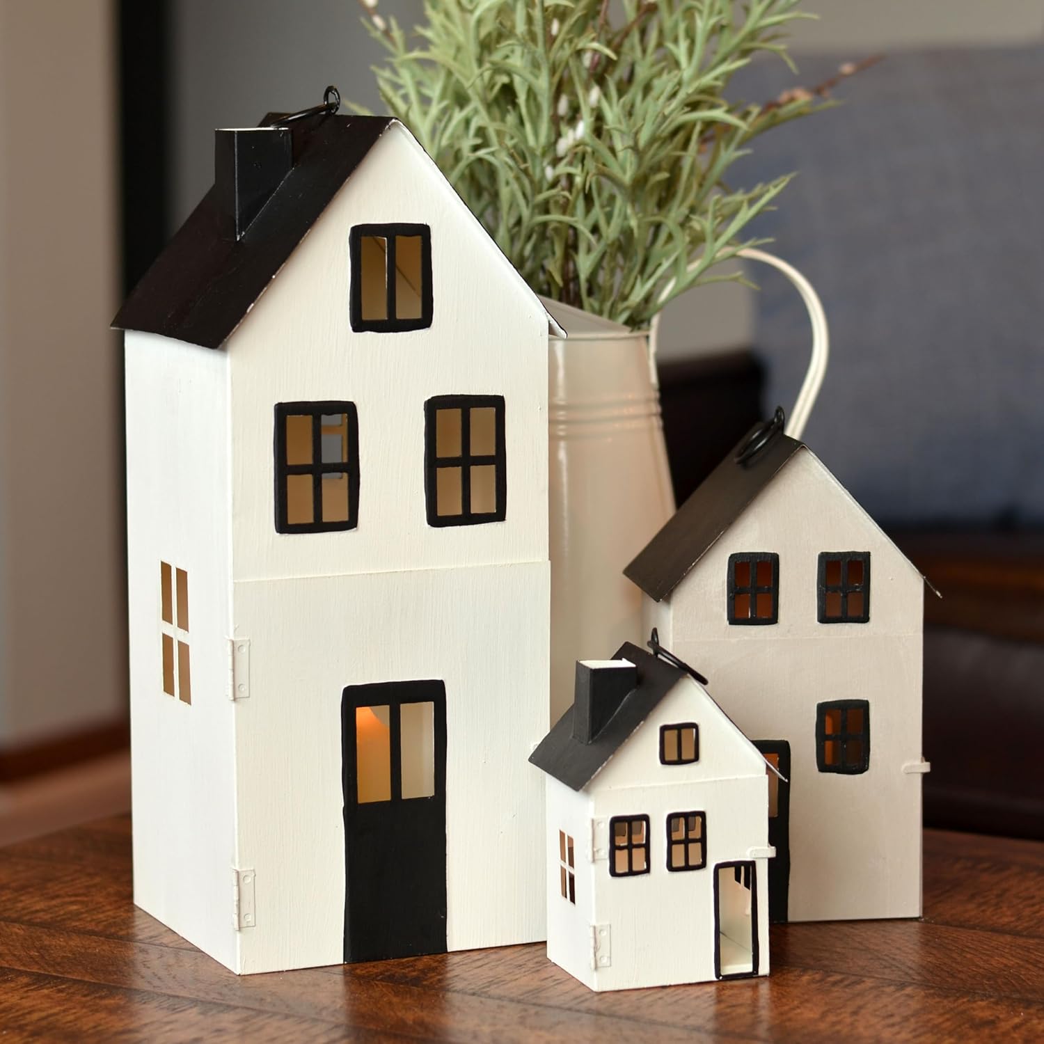 Main Street Town House – Juego de 3 faroles para velas, estilo vintage, techos negros rústicos, paredes blancas, metal, 13.75, 8.25 y 5 pulgadas de