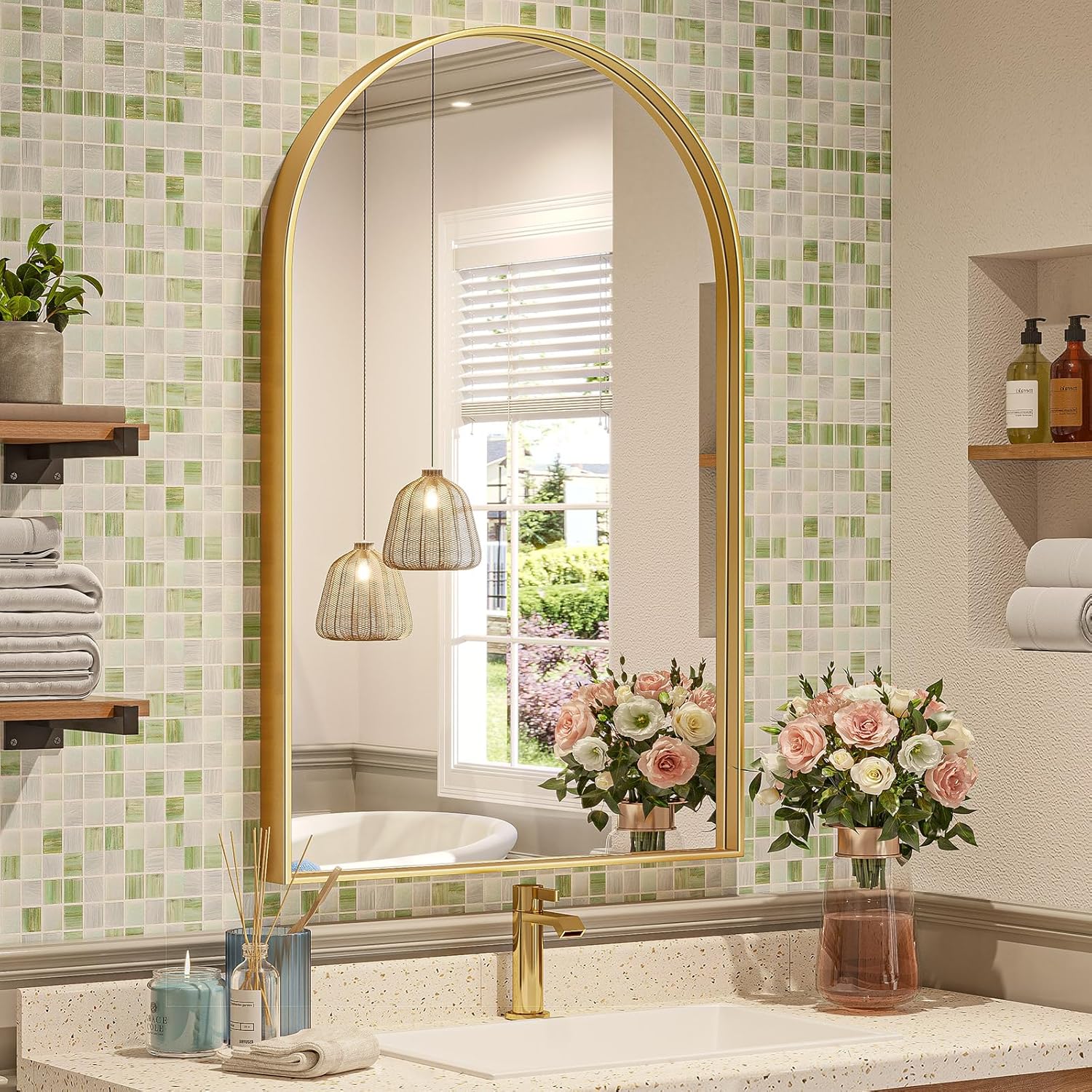 Brightify Espejo arqueado, espejo de pared arqueado, espejo de arco dorado de 24 x 40 pulgadas, espejo de baño dorado con marco de metal, espejo de