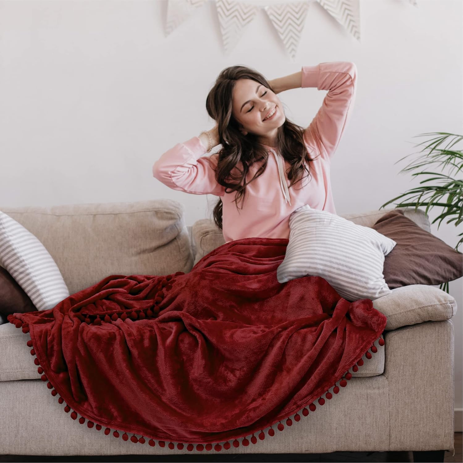 PAVILIA Manta roja granate con pompones, tamaño individual, suave forro polar acogedor con flecos y pompones, manta decorativa para el hogar, manta