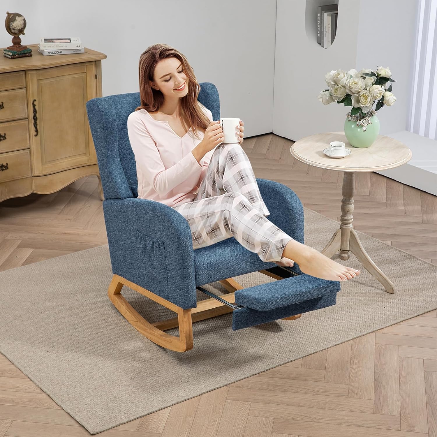 Dxacvkc Mecedora de poliéster con reposapiés ajustable, mecedora de respaldo alto con bolsillo lateral, almohada, silla decorativa con respaldo