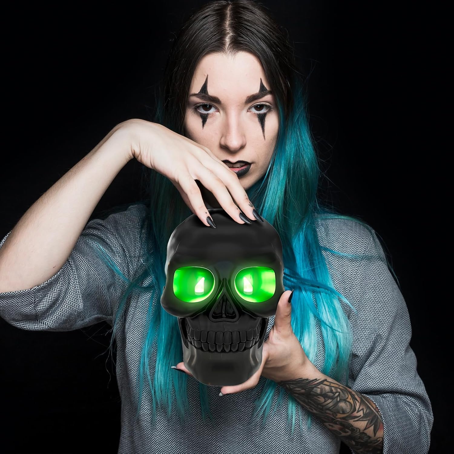 Patiphan Vela sin llama de calavera de Halloween con ojos iluminados y temporizador, estatua de vela de esqueleto de cera aterradora, funciona con