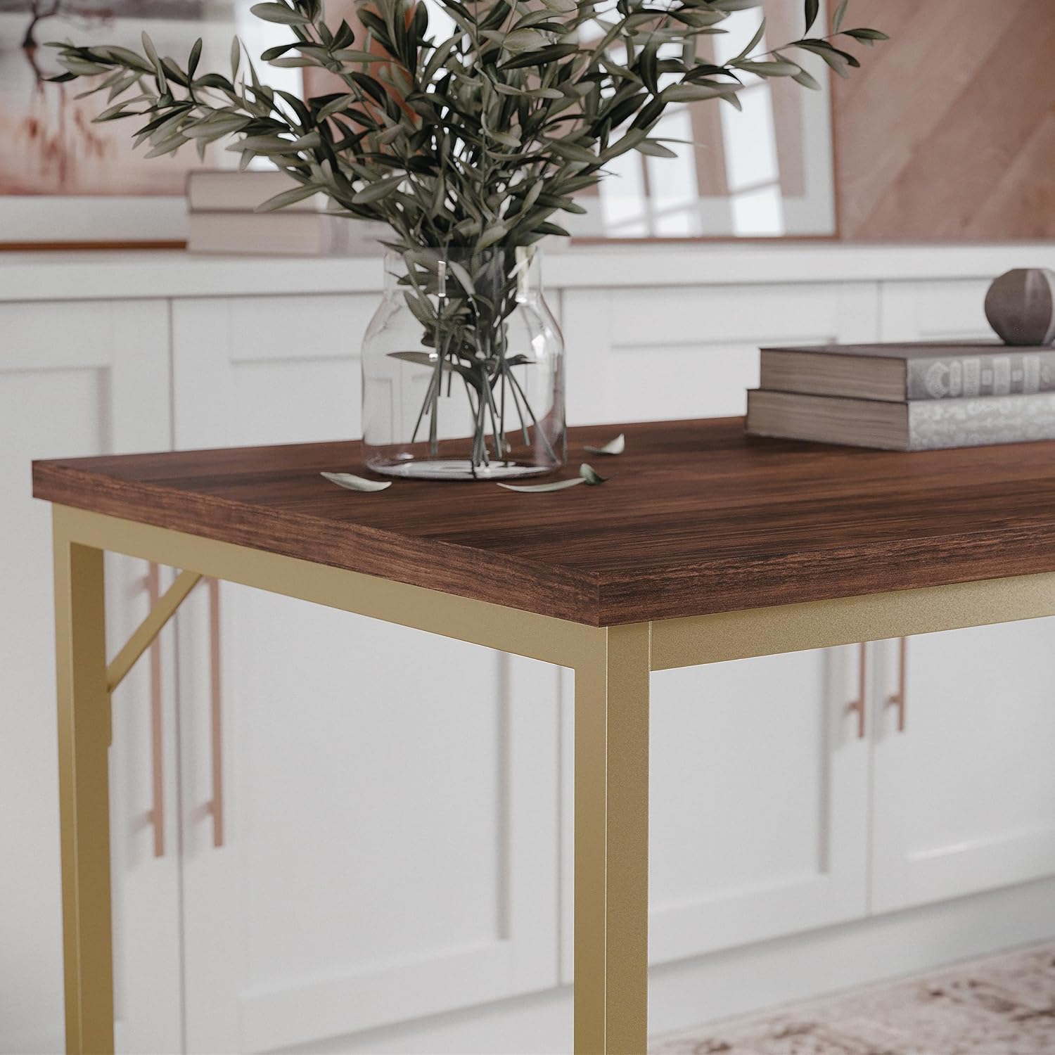 Martha Stewart Noah Home Office Parsons Escritorio en madera de nogal con marco de metal de latón pulido