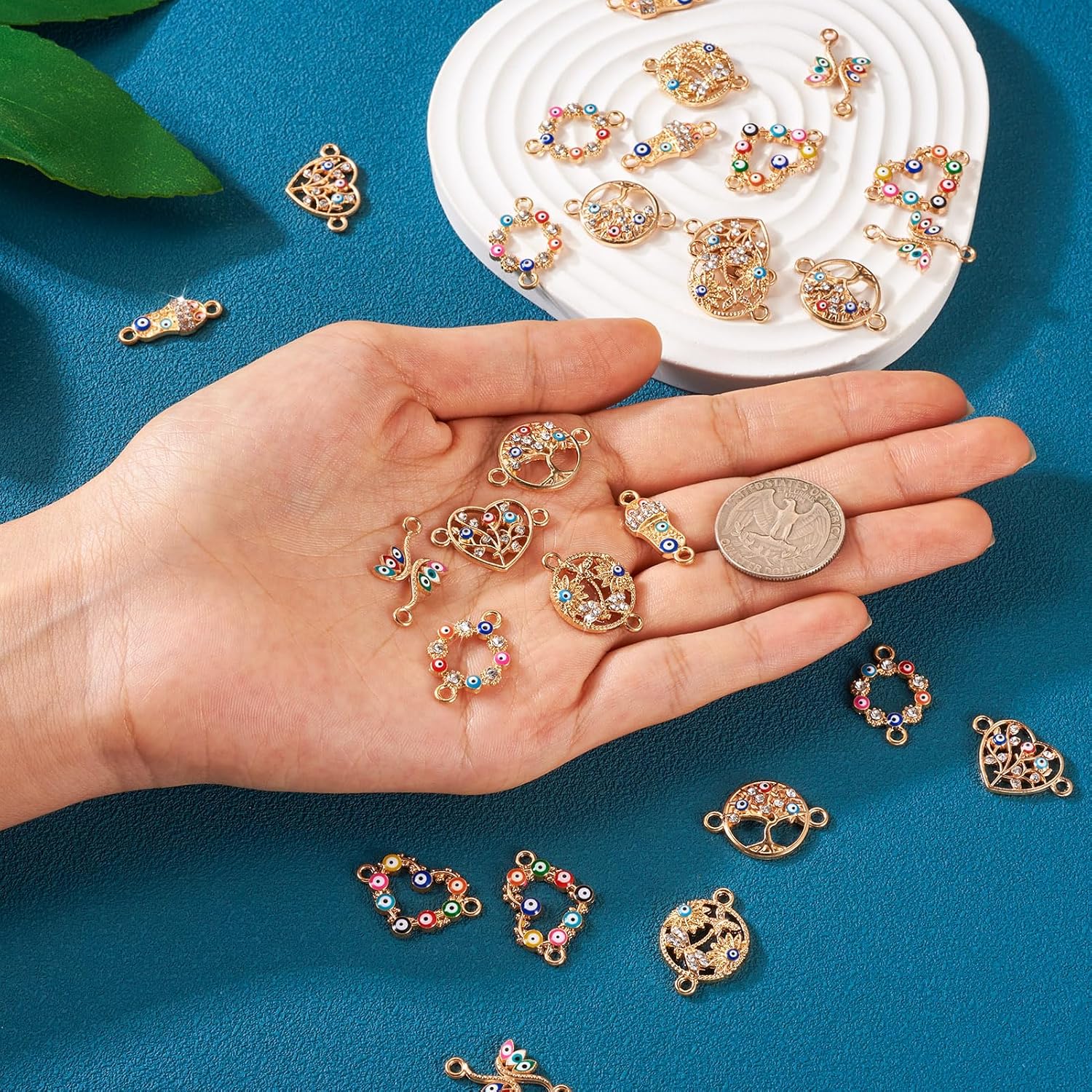 Craftdady 28 dijes esmaltados para el mal de ojo, diamantes de imitación de cristal con forma de corazón de árbol de corazón plano y redondo, dijes