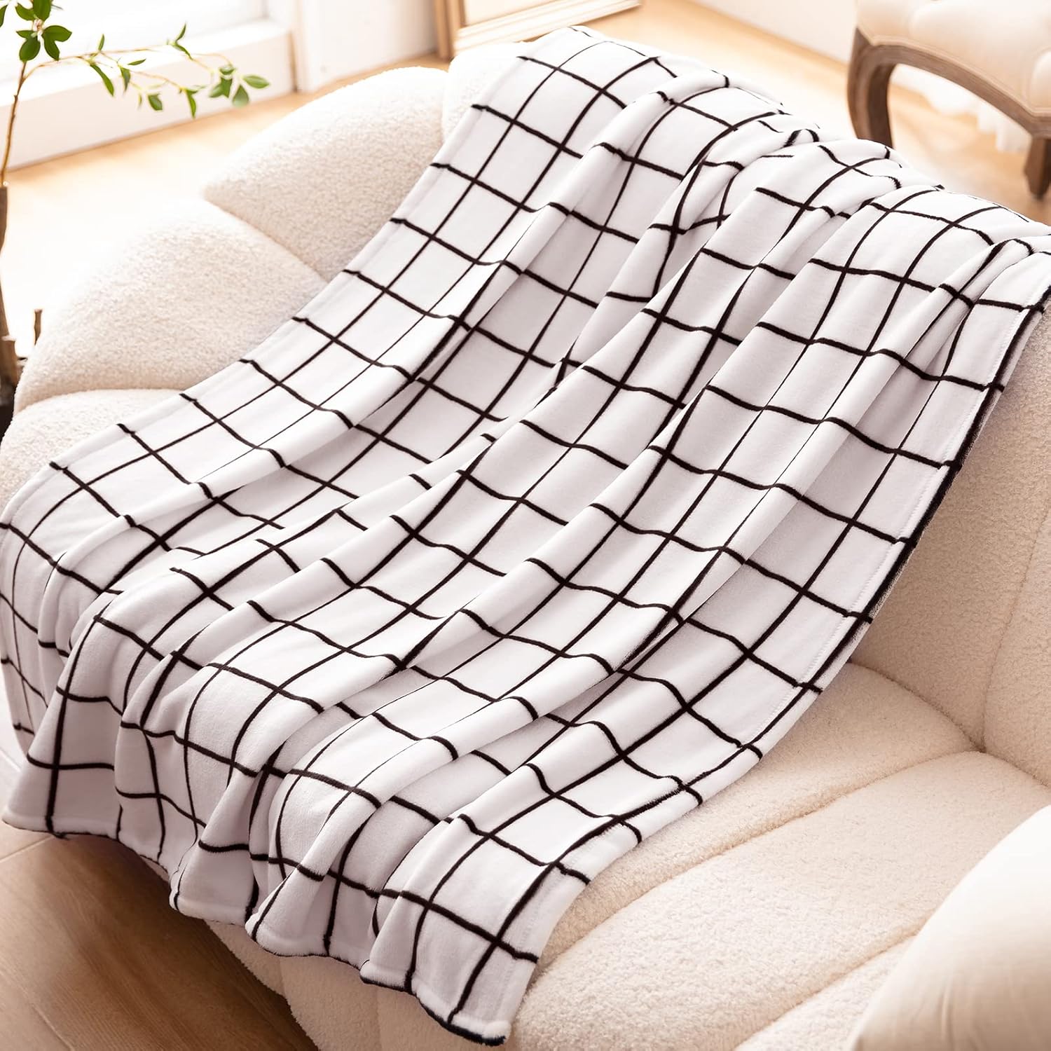 Bertte cobija de terciopelo, decorativa, franela supersuave, 50×60″, a cuadros blanco y negro. Acolchada, acogedora, cálida, liviana y duradera