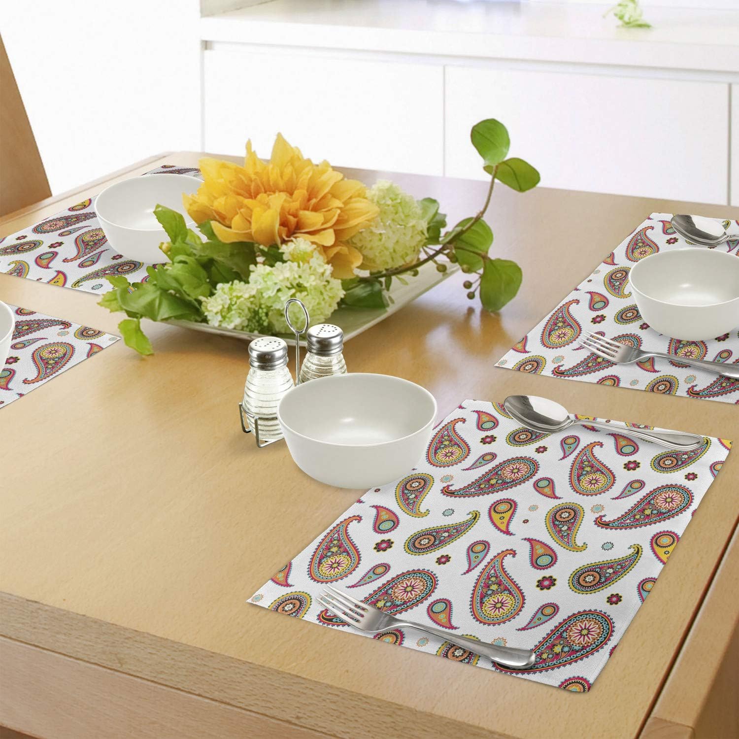 Ambesonne Paisley Place Mats – Juego de 4, patrones vintage de cachemira persa sobre fondo liso con inspiración hippie, manteles individuales de