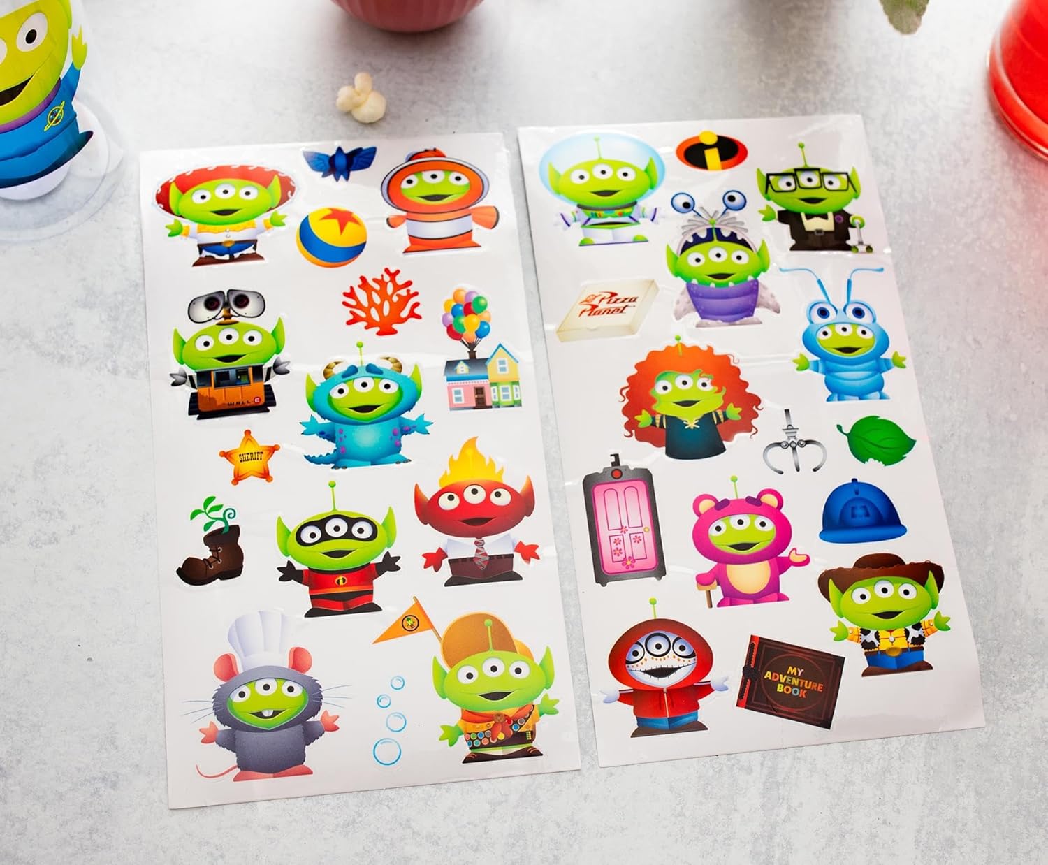 Silver Buffalo Disney Pixar’s Toy Story Alien Dressed Up As Pixar Characters Twist Spout Botella de agua de plástico con calcomanías You Stick