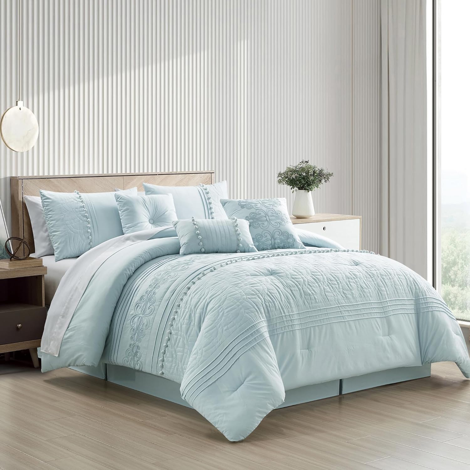 Chezmoi Collection Grace – Juego de edredón de 7 piezas, diseño floral bordado floral azul pálido con pompones, a rayas, tamaño King