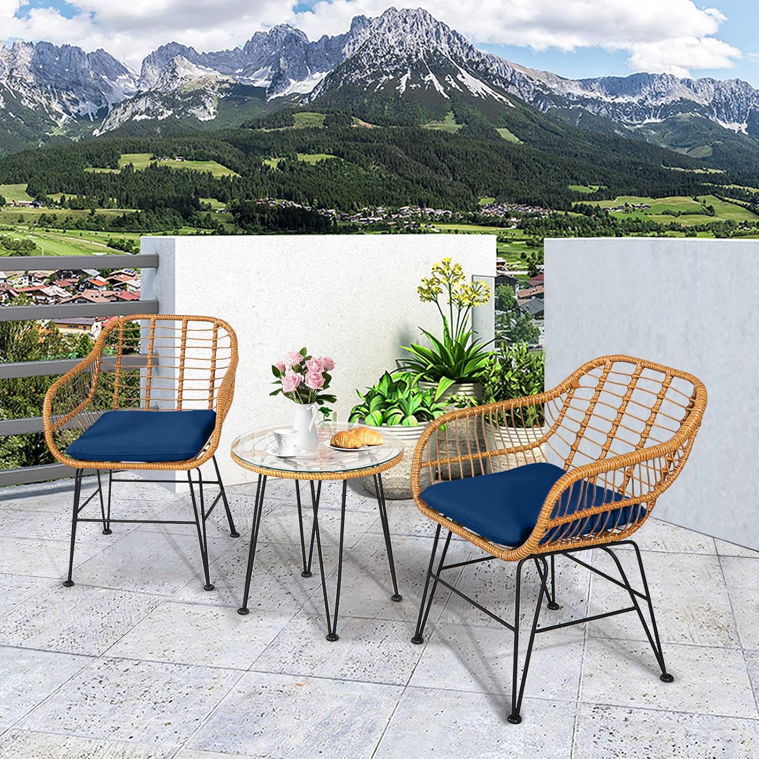 Tangkula Juego de 3 piezas de patio bistró, juego de conversación de ratán con 2 sillones acolchados y mesa de centro redonda de cristal, juego de