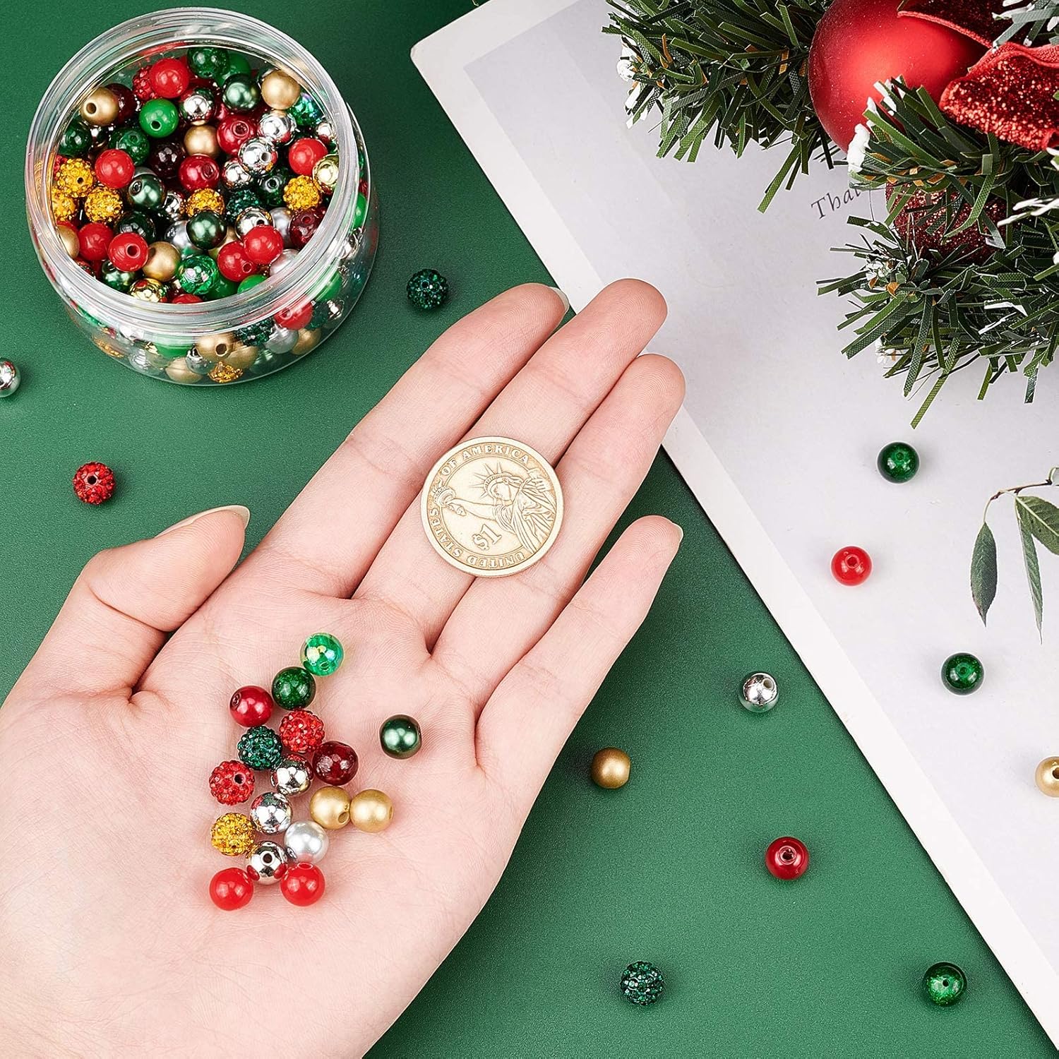 NBEADS Alrededor de 180 cuentas de Navidad mixtas de 0.315 pulgadas, cuentas sueltas de vidrio de material surtido, cuentas espaciadoras para