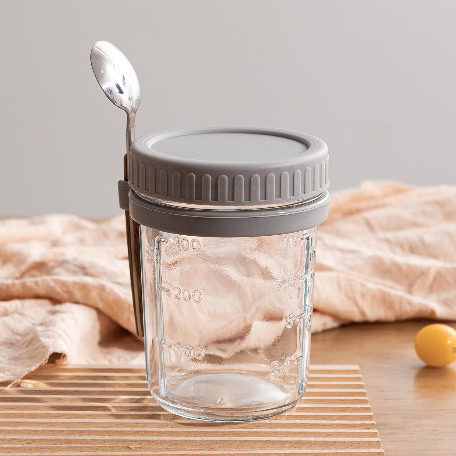 Famyards Paquete de 6 recipientes de avena con tapas herméticas y cucharas, tarros de vidrio de 16 onzas con marcas de medición, tarros de avena