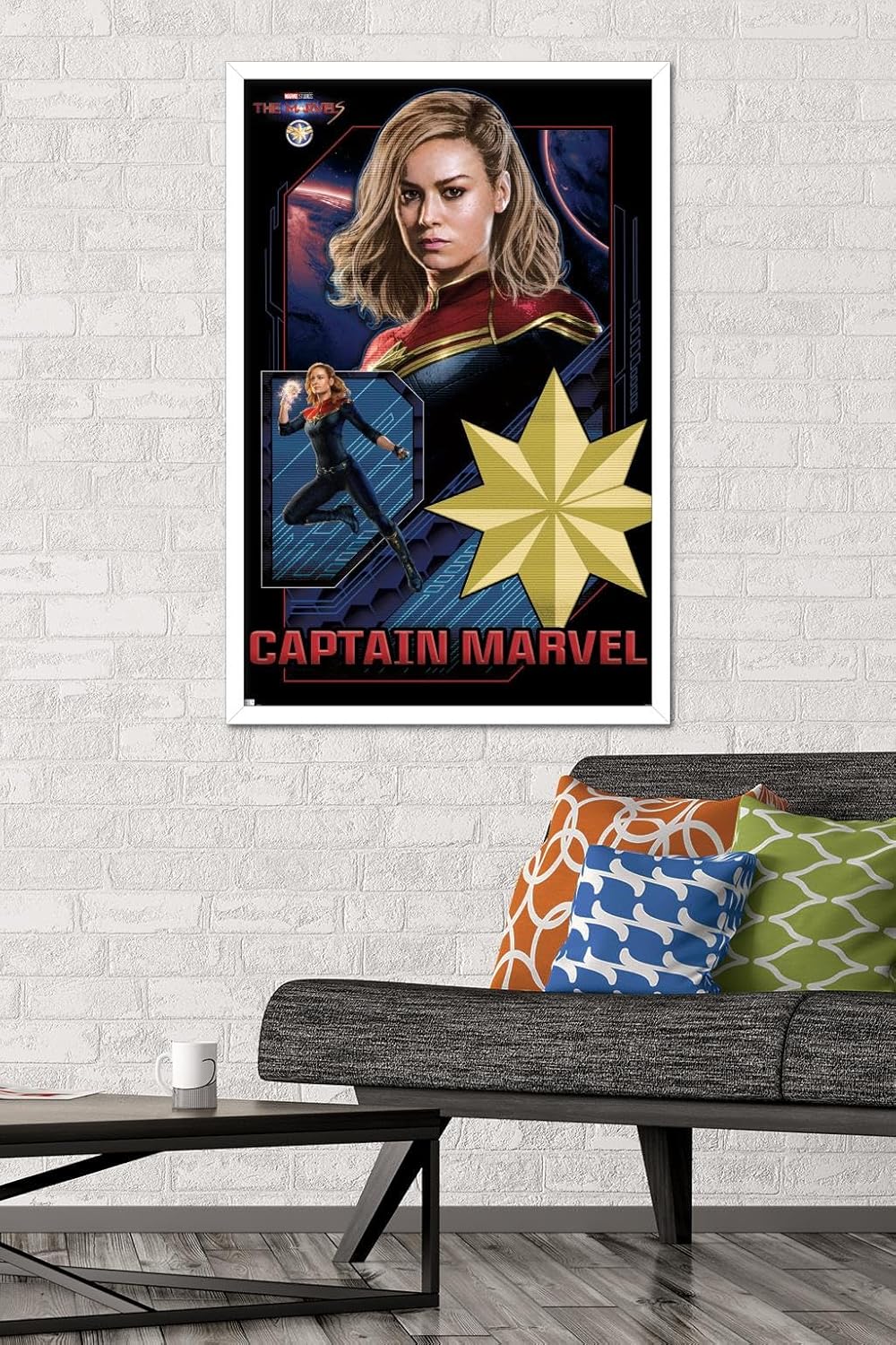 Trends International Marvel The Marvels – Póster de pared de Capitán Marvel, 22.37 x 34.00 pulgadas, versión enmarcada en blanco
