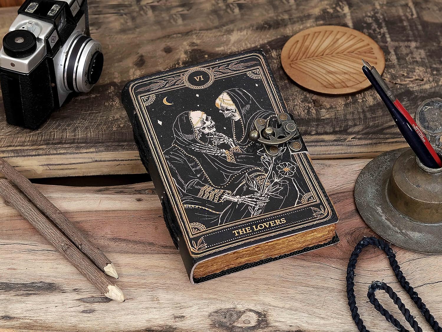C CUERO Libro de hechizos Diario de cuero con borde deckle de papel Grimorio impreso diario The Lovers Tarot cuaderno espiral gótico para amantes de