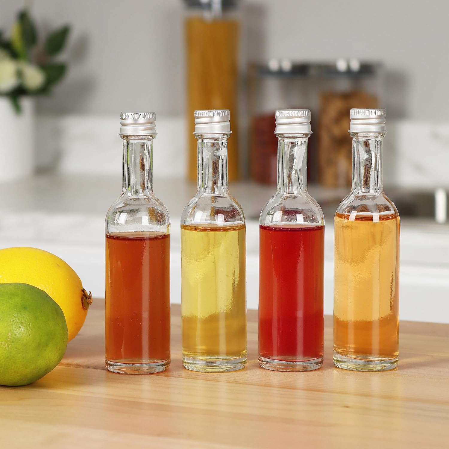 Mini botellas de vidrio de 1.7 fl oz con tapas de aluminio y termorretráctiles, paquete de 24 tapas rojas, para salsa de licor, bebidas, muestras de