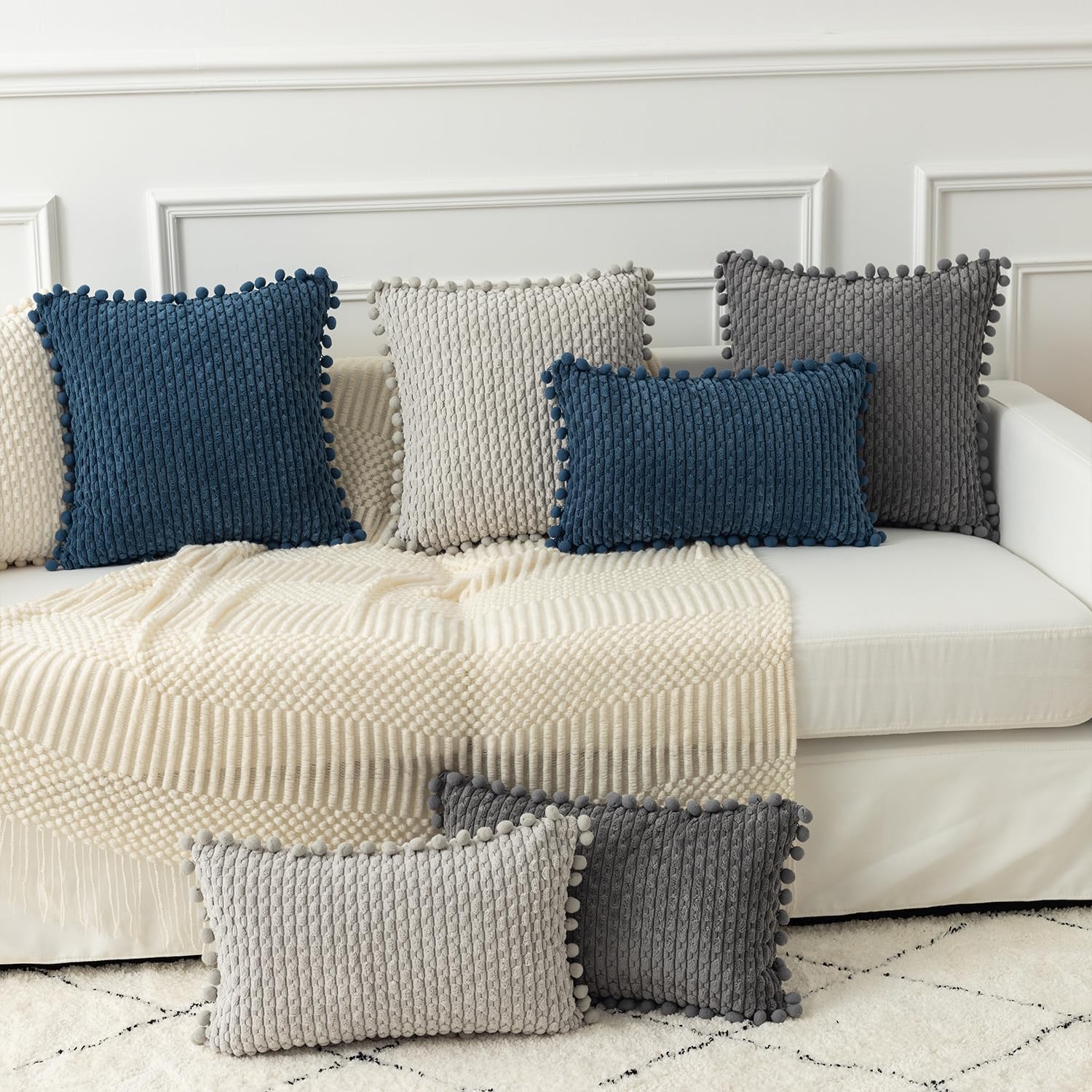 Kevin Textile – Juego de 2 fundas de almohada decorativas de pana azul, con pompones, suaves, bohemias, a rayas, decoración moderna para el hogar,