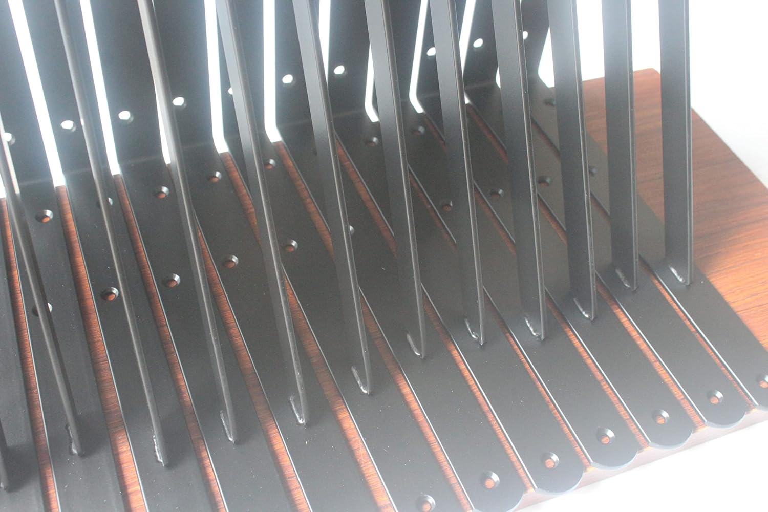 Paquete de 16 soportes de estante resistentes negros de 22 pulgadas de largo x 12 pulgadas de alto con tornillos, soportes de estante de metal,