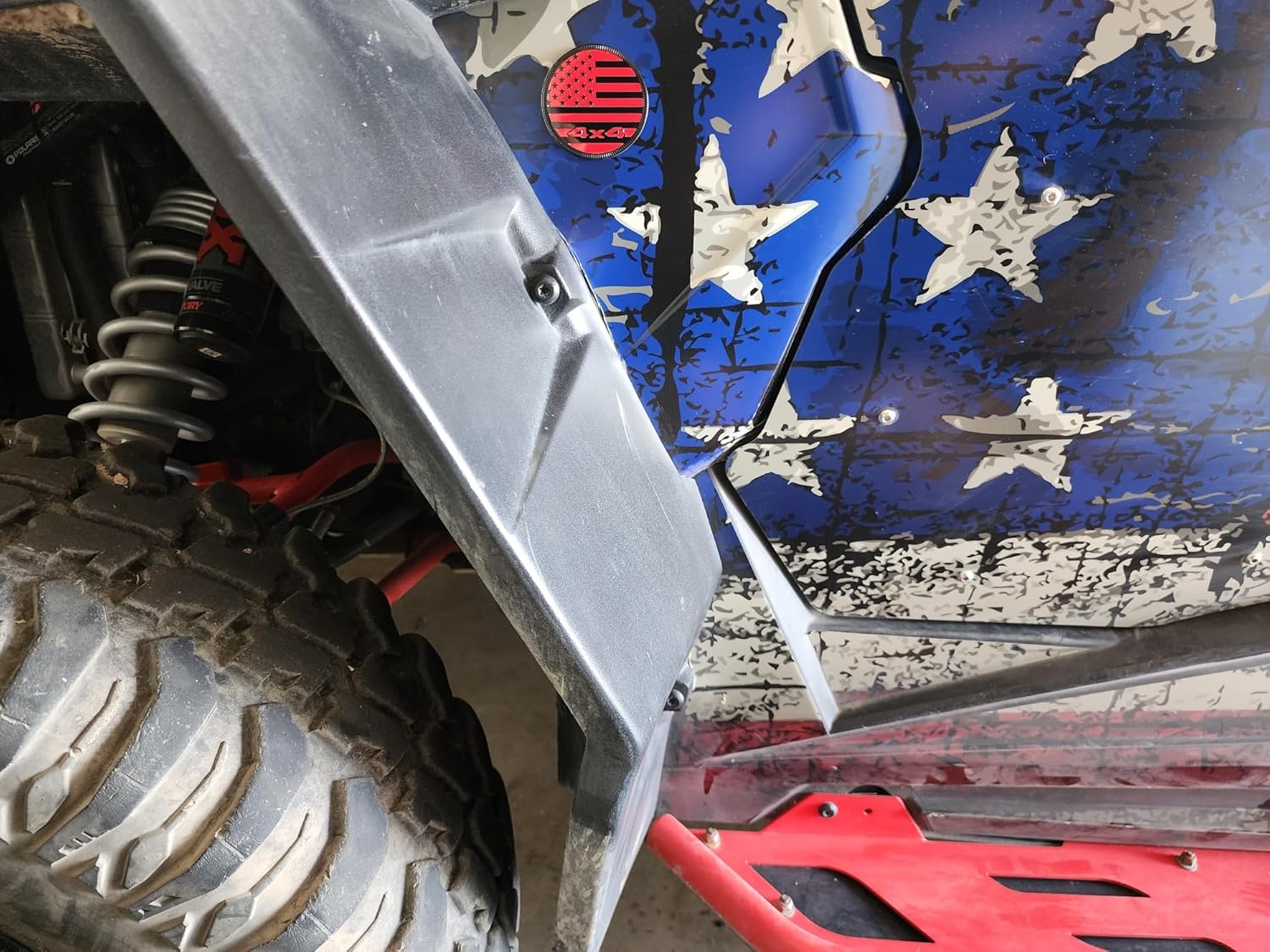 Juego de dos emblemas de metal 4×4 3D de la bandera estadounidense de 2.4 pulgadas, color negro y rojo, para Jeep Wrangler Grand Cherokee Liberty