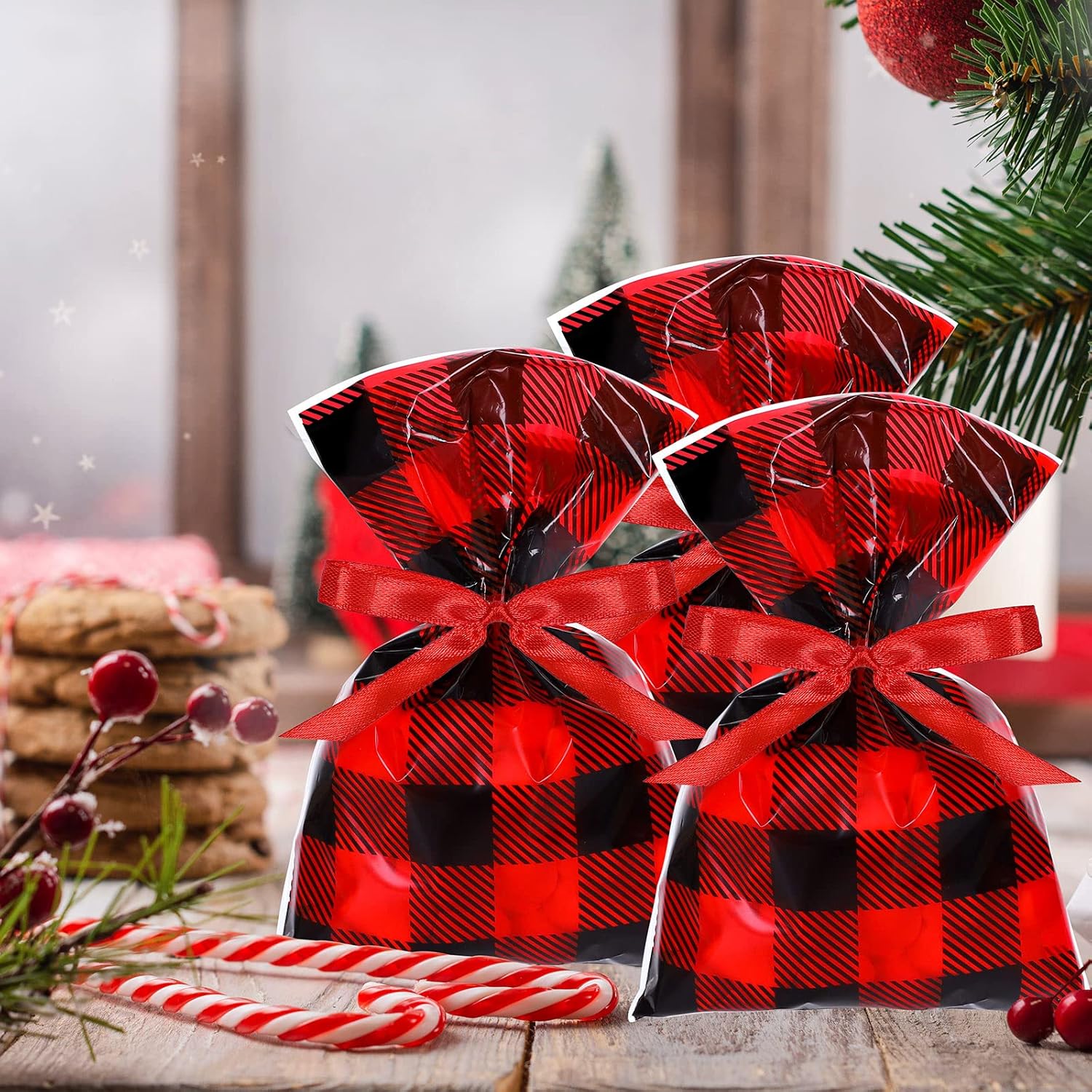 Whaline 120 bolsas de celofán de Navidad de búfalo rojo y negro, bolsas de dulces clásicas a cuadros con cinta de 50 yardas para suministros de