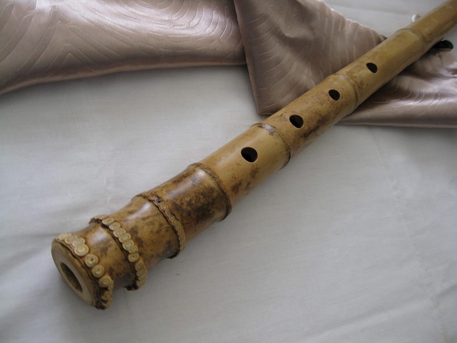 1.8 Zen Shakuhachi. Instrumento pentatónico. w. Boquilla de bambú natural y extremo de raíz.