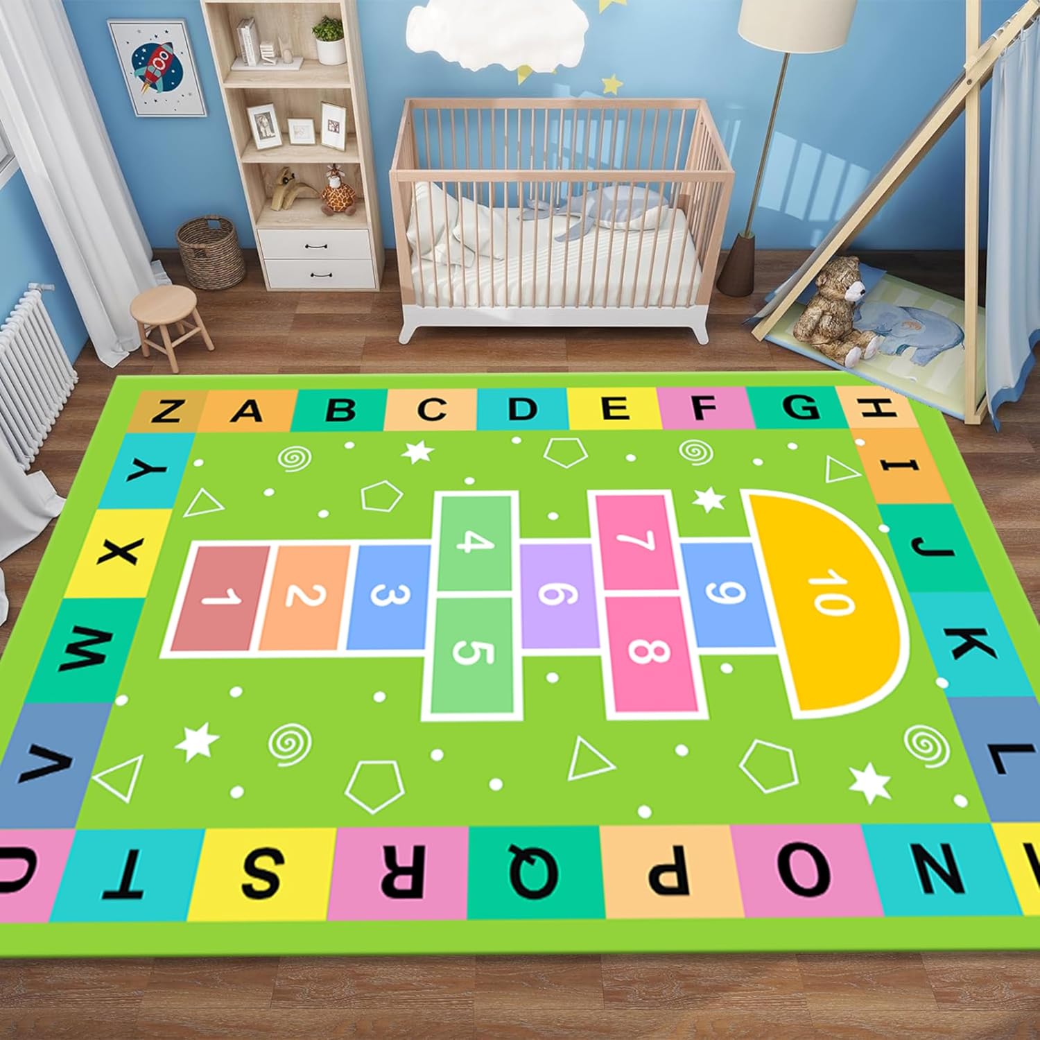 Hopscotch – Alfombra de juego de 4 x 5 pies, diseño colorido del alfabeto y geometría antideslizante, alfombra de juego para niños, alfombras