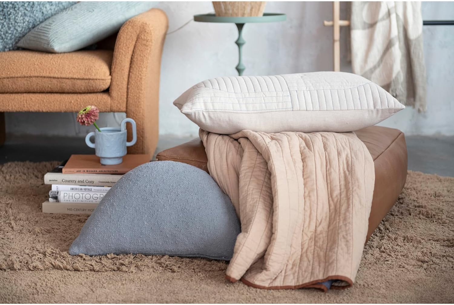 Bloomingville Almohada tejida de algodón con forma de media luna, color gris