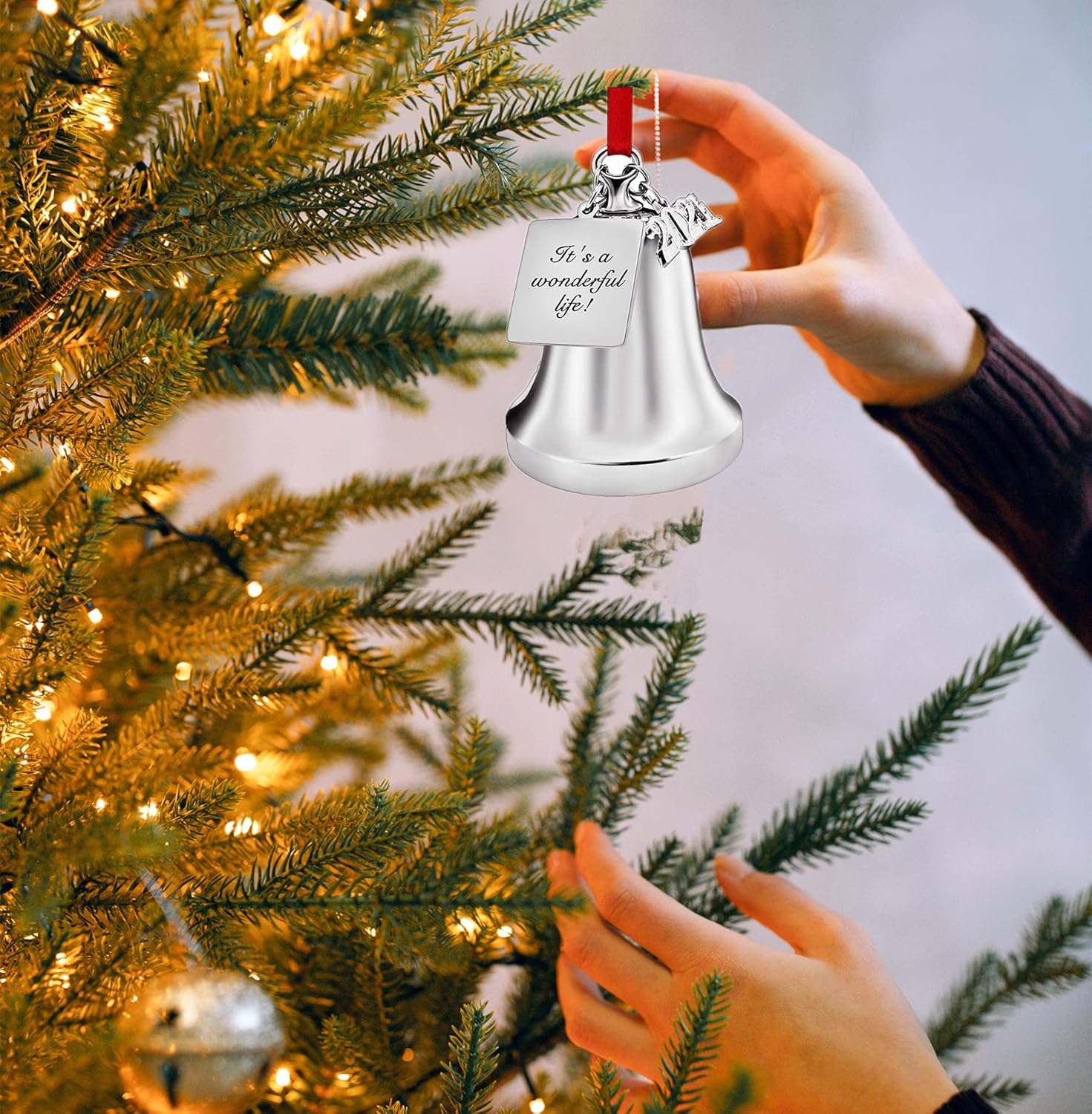 FKOG Adorno personalizado de campana de Navidad y campana de trineo, alas de ángel plateadas grabadas 2023, campanas de Navidad, bodas,