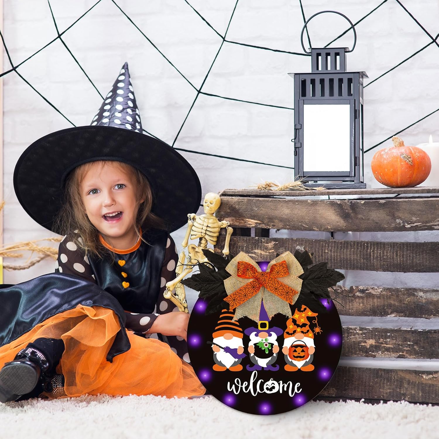Whaline Letrero de puerta de bienvenida de gnomo de Halloween iluminado de madera con 12 luces LED, luz morada, colgador de puerta para el hogar,